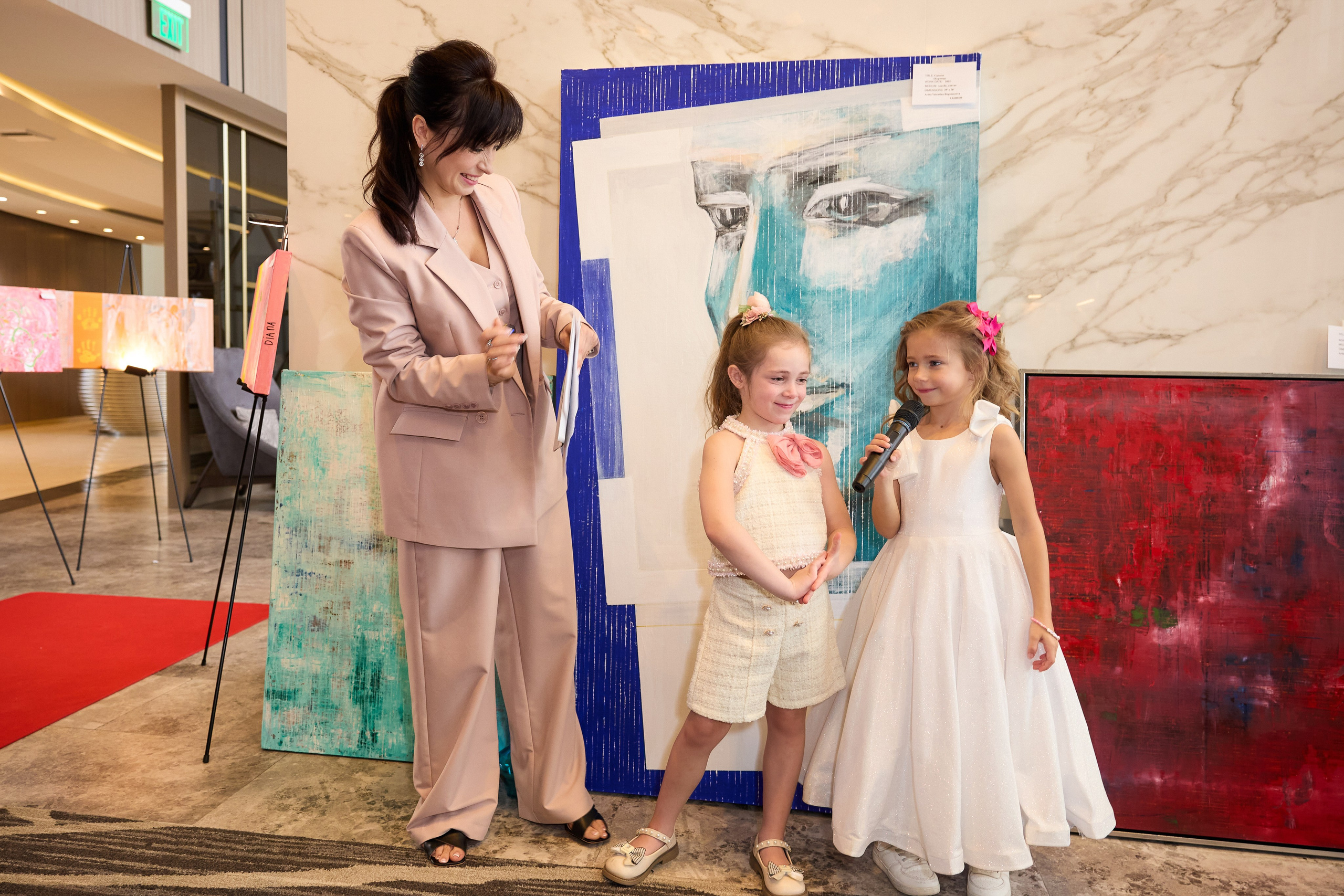 Авторская благотворительная художественная выставка Дианы Бортник. Фотограф Юлия Маковеева