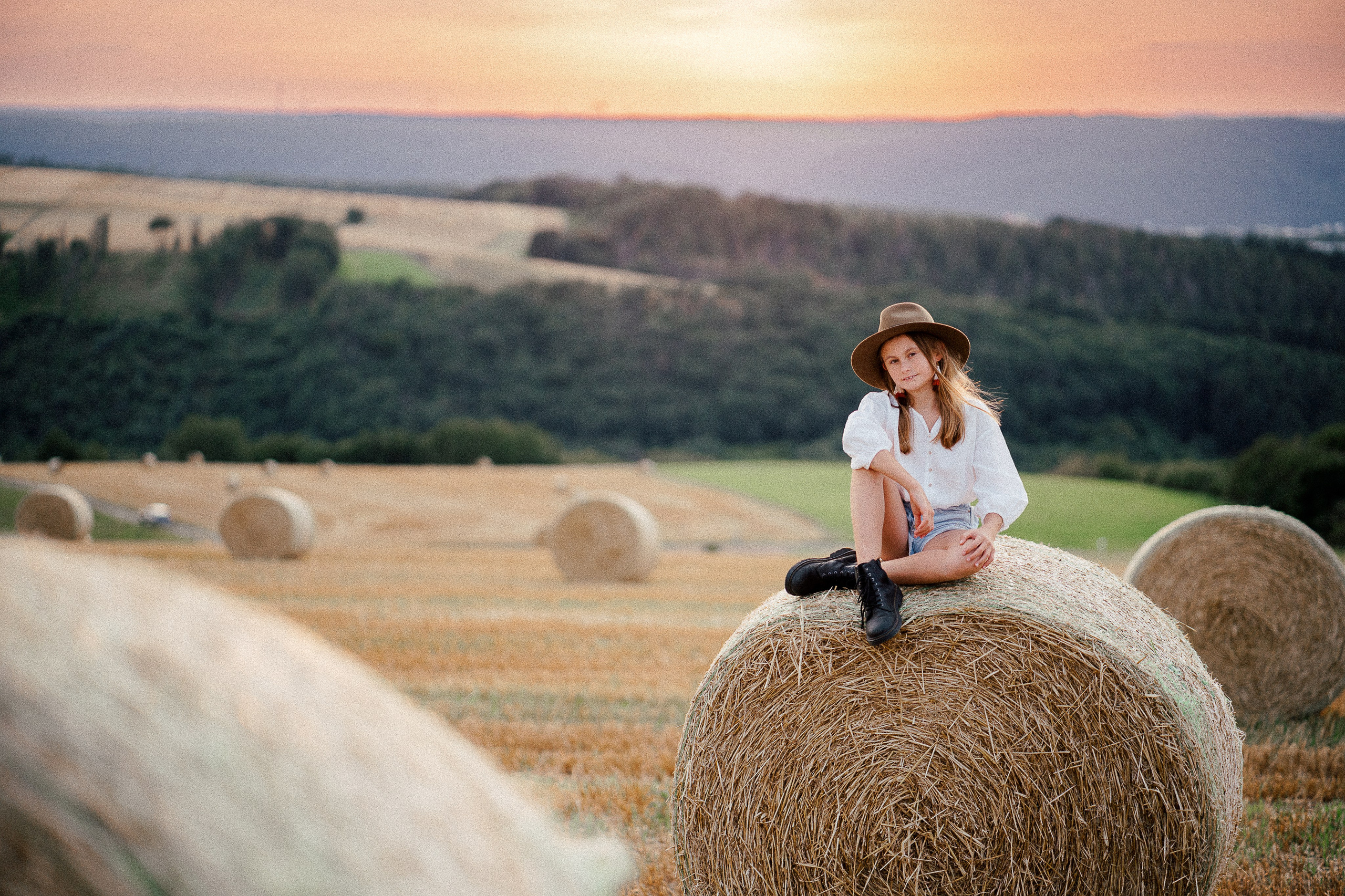 Summer evening fields. Familien, Portrait und Konzeptualfotografie in Genf, Schweiz