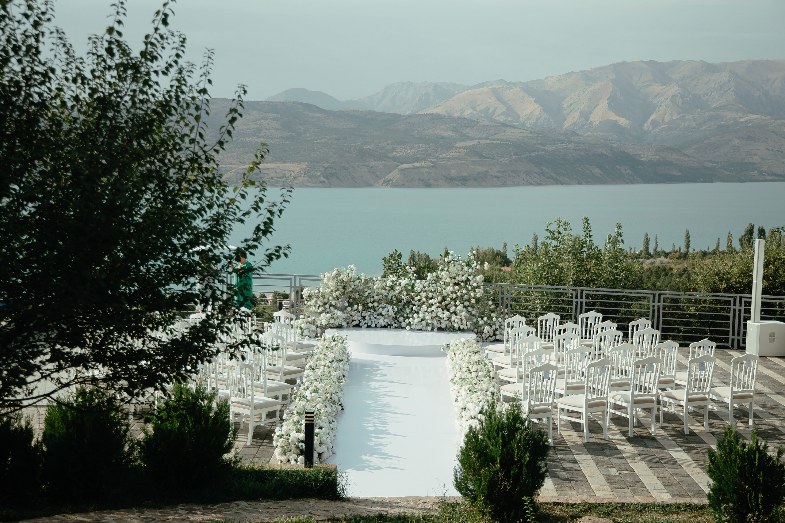 Thomas & Suyumbika. Главная