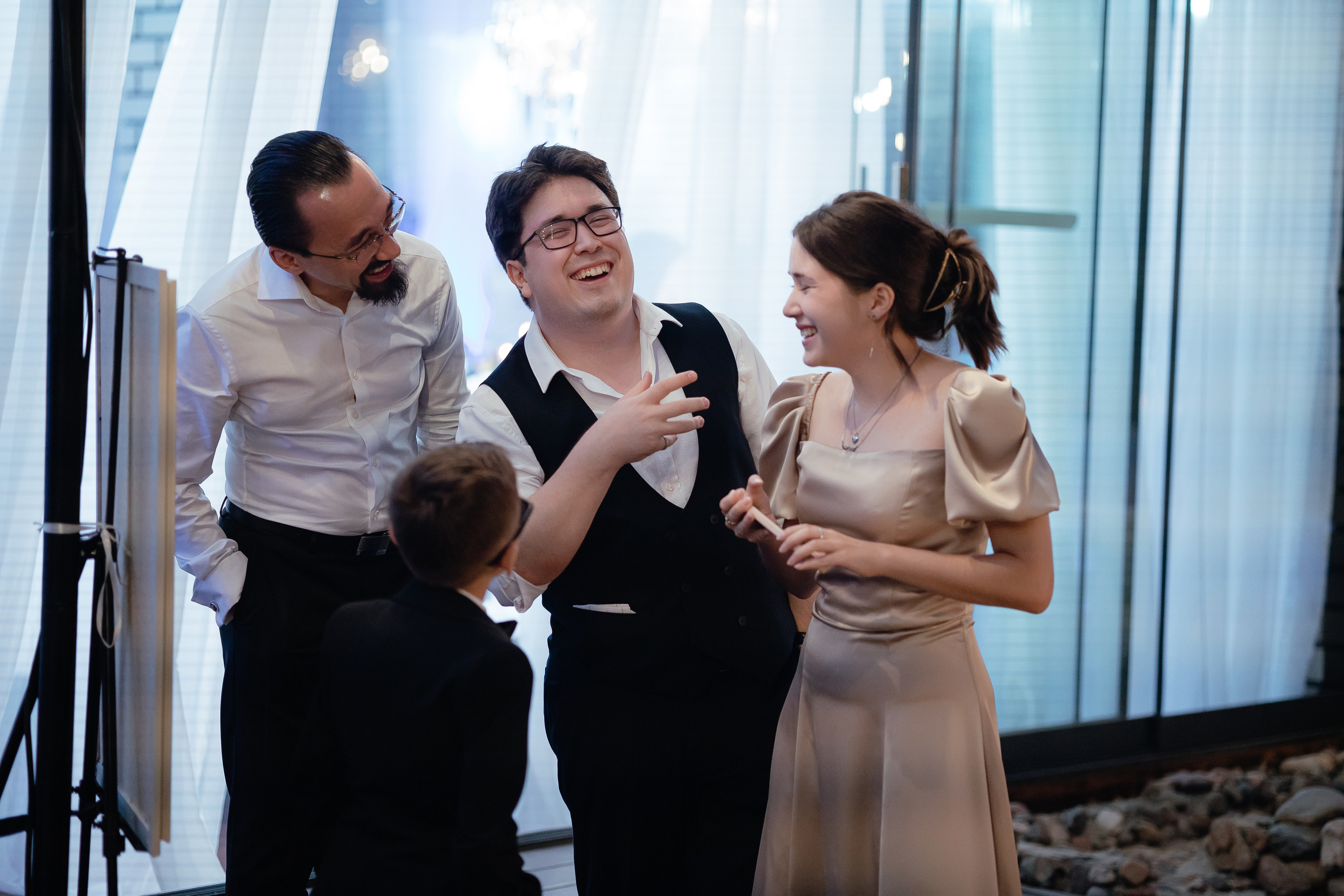 Thomas & Suyumbika. Главная