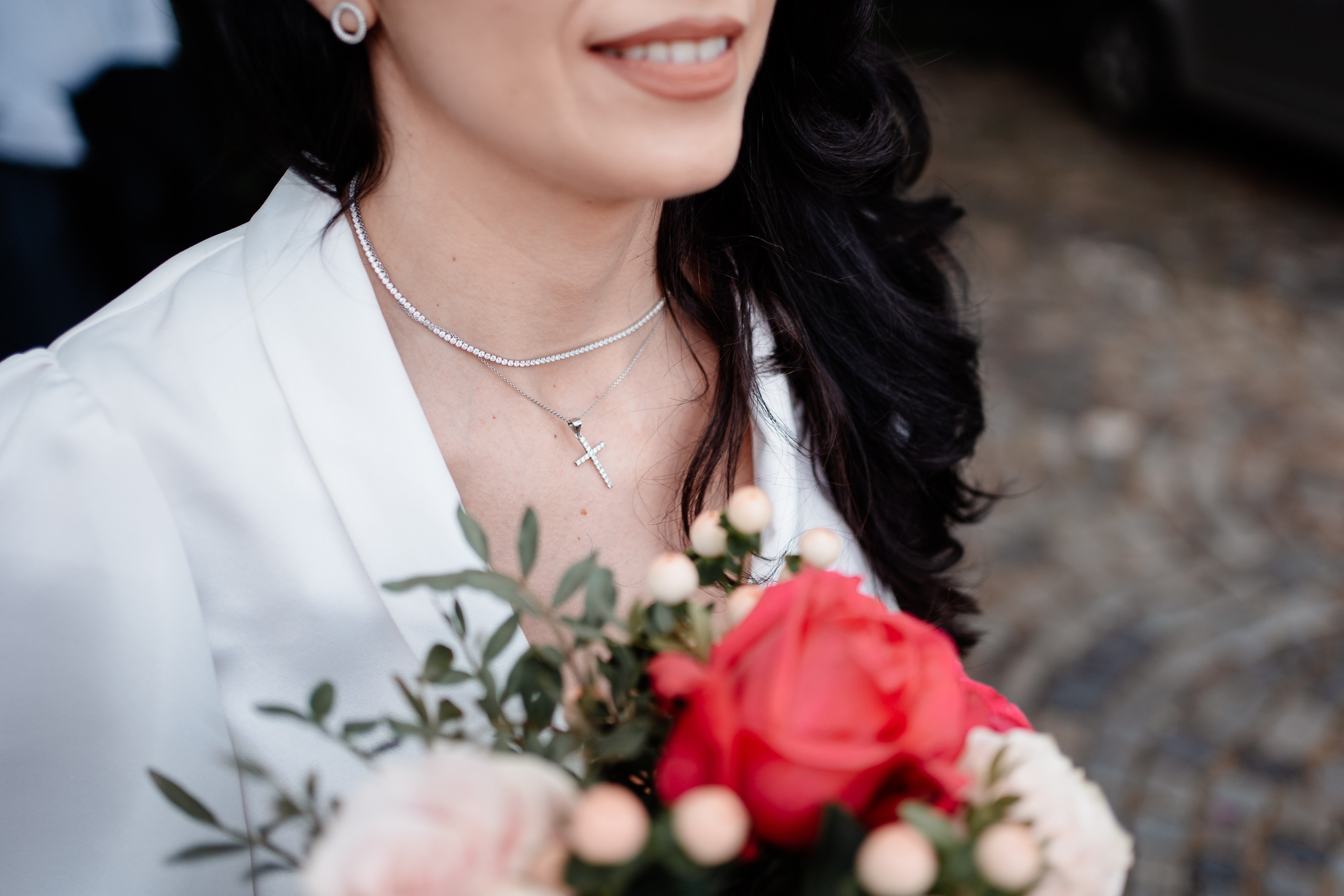 Miri fericiți în fața oficiului stării civile din Bucuresti, Sector 3, celebrând începutul unei noi vieți împreună. Fotografie de cununie civilă, capturând naturalețea și bucuria momentului special.