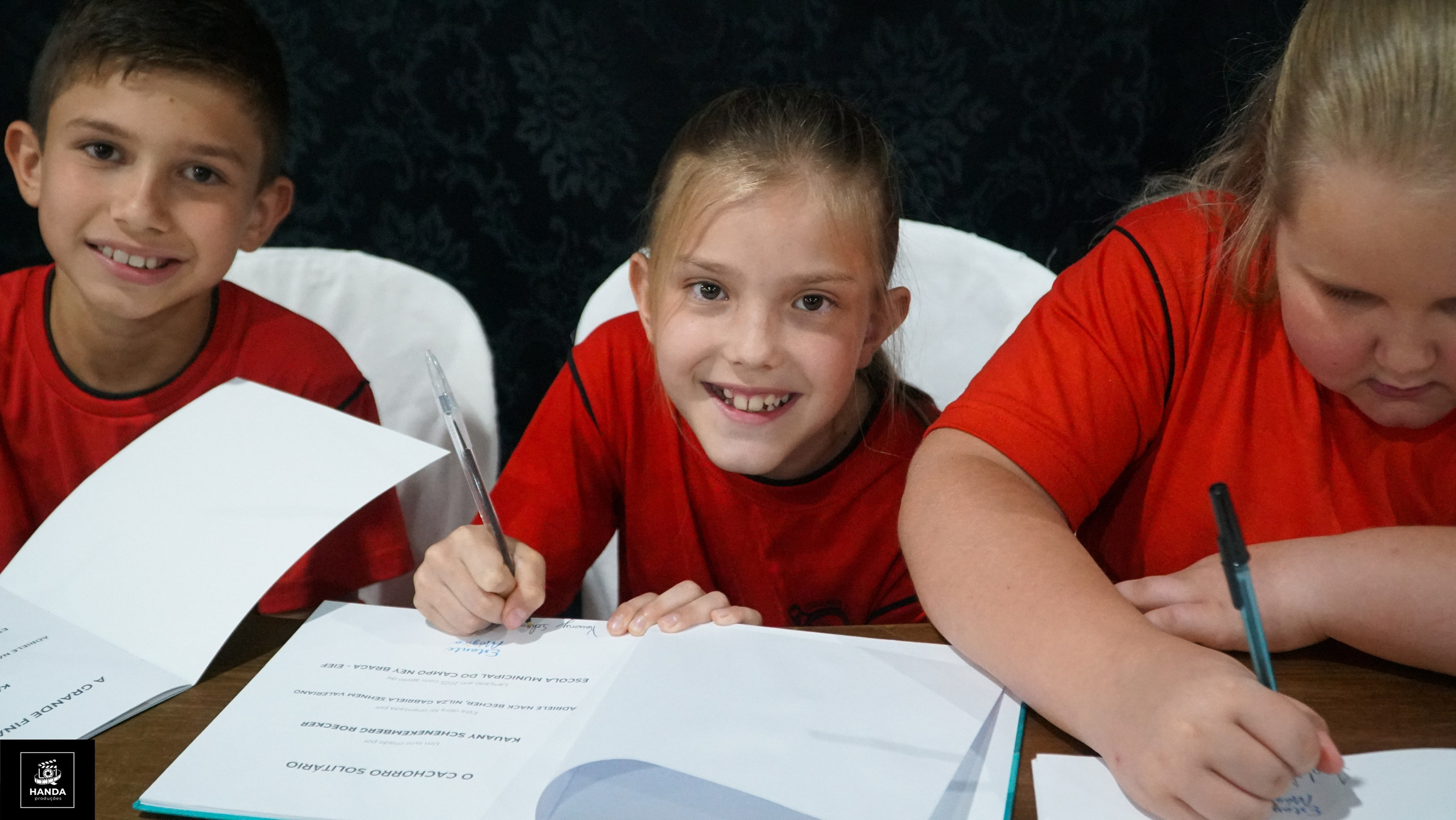 Noite autógrafos colégio Aurélio Buarque de Holanda. Handa Produções