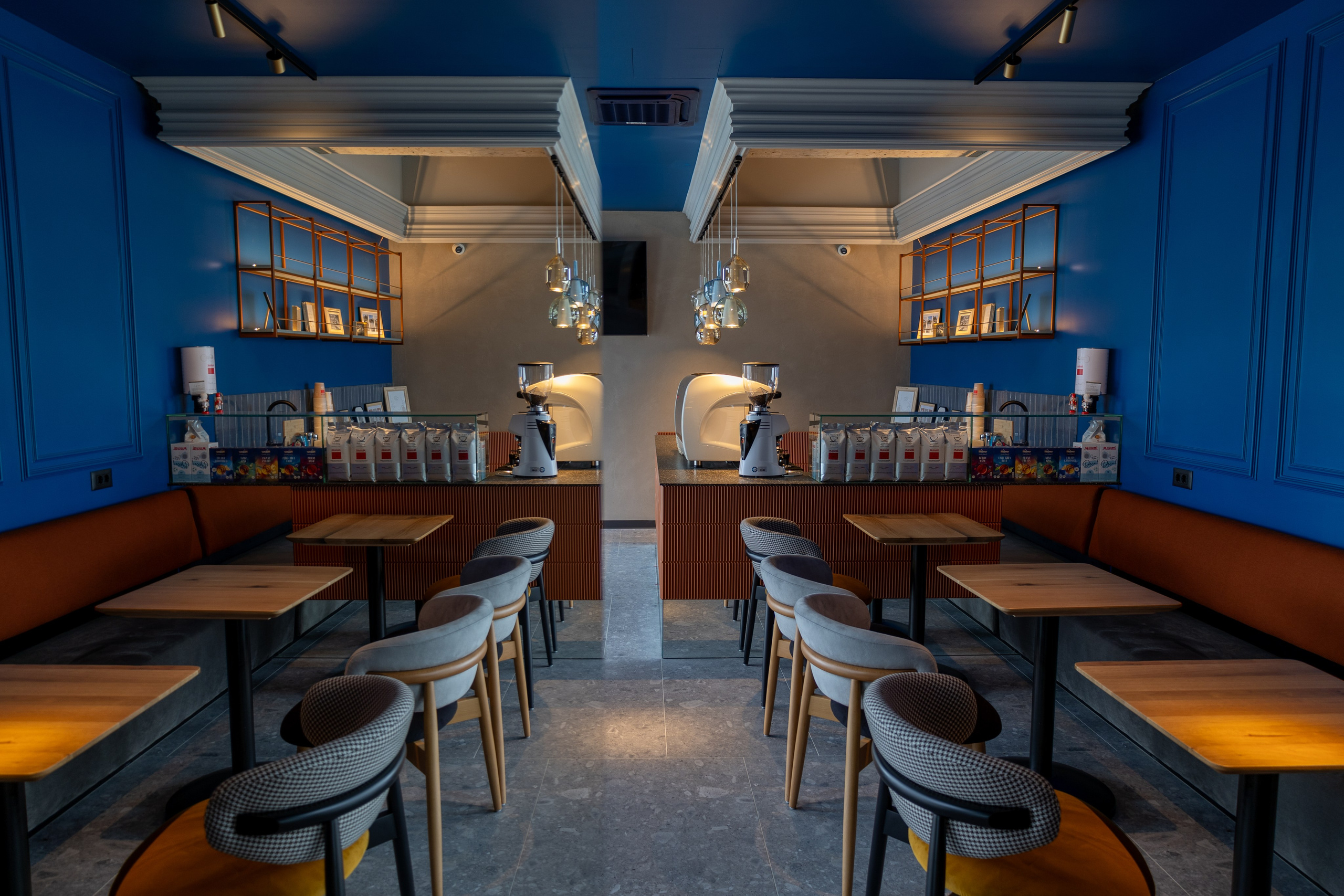 Cafenea “Monte Carlo” Buhuși. Fotograf. Lucrez cu oameni, produse și spații. Portret și fotografie creativă. Bacău, România. Lidia Savinoiu