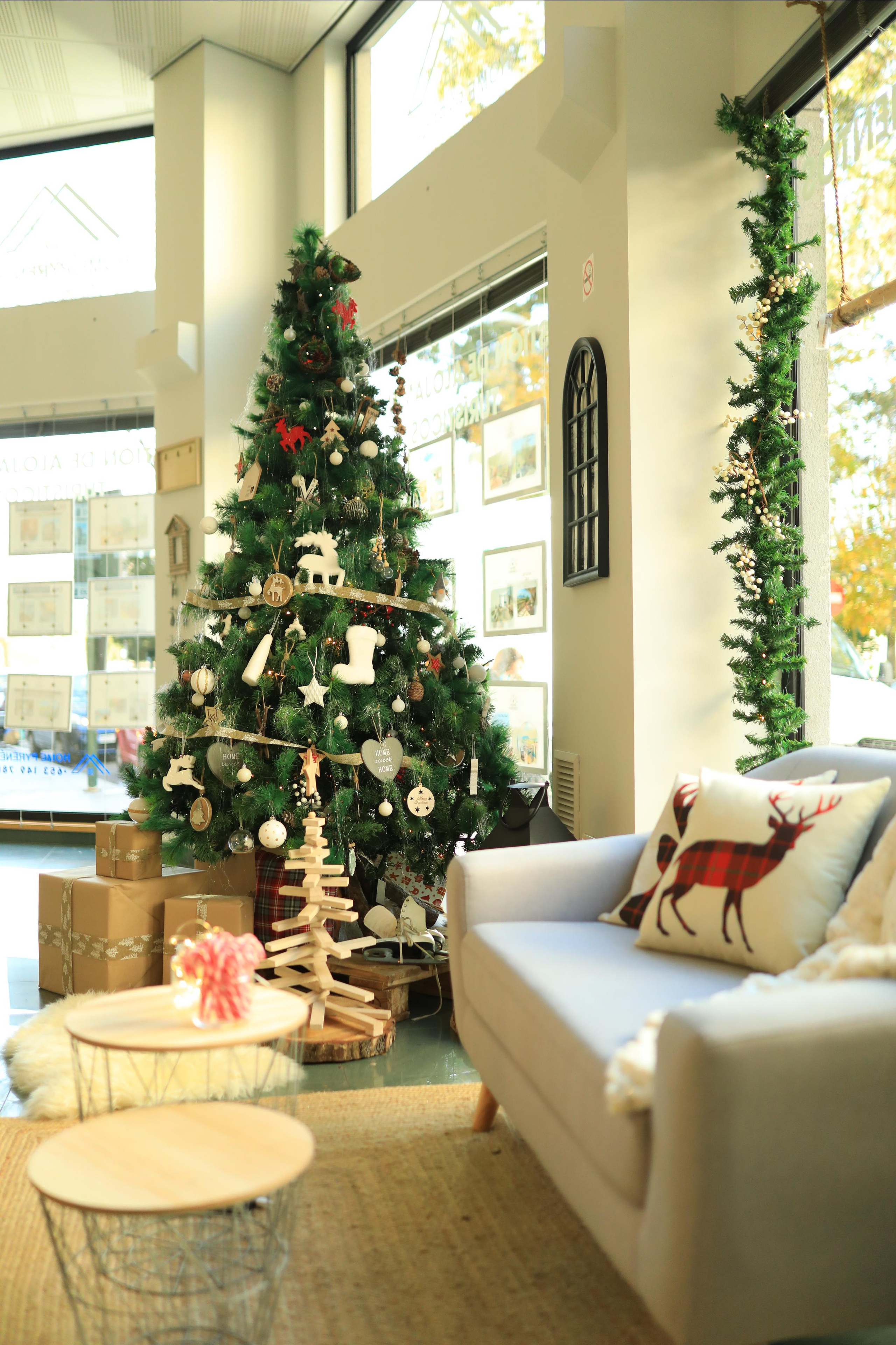 Sesiones de Navidad en Jaca. Fotografía de Eventos, Embarazo y Familiar en Pirineos