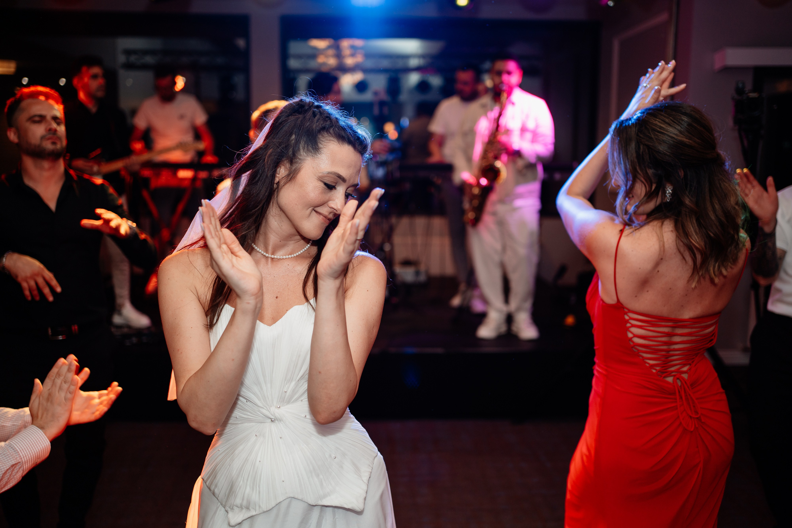 Moment emoționant între miri în ziua nunții, surprins într-un cadru natural și romantic, la Bokka Buftea. Fotografie de nuntă profesională, editată artistic pentru a evidenția emoția și eleganța evenimentului.