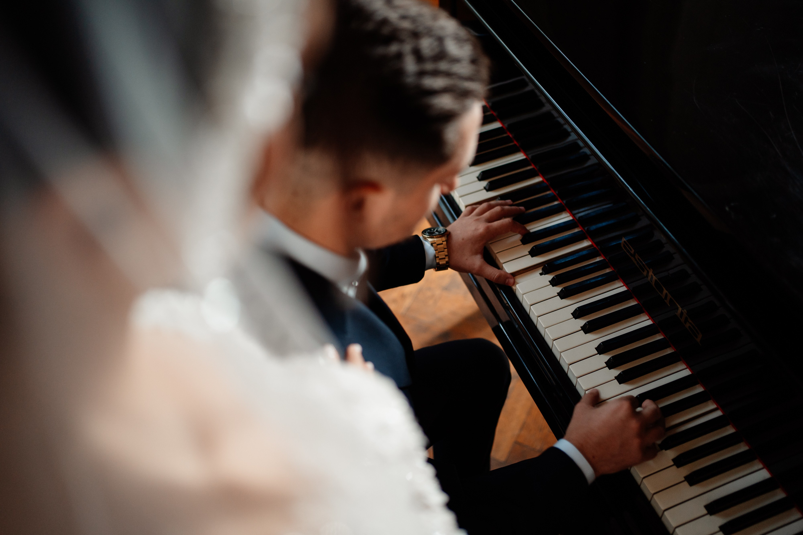 Moment emoționant între miri în ziua nunții, surprins într-un cadru natural și romantic, la Reina Events. Fotografie de nuntă profesională, editată artistic pentru a evidenția emoția și eleganța evenimentului.