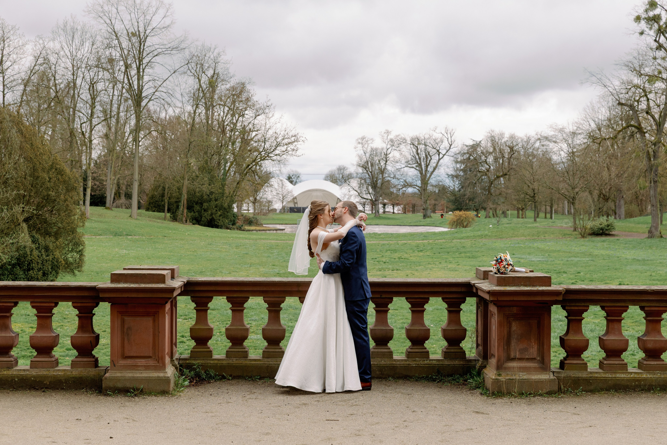 Standesamtliche Hochzeit in Hanau mit dramatischem Himmel