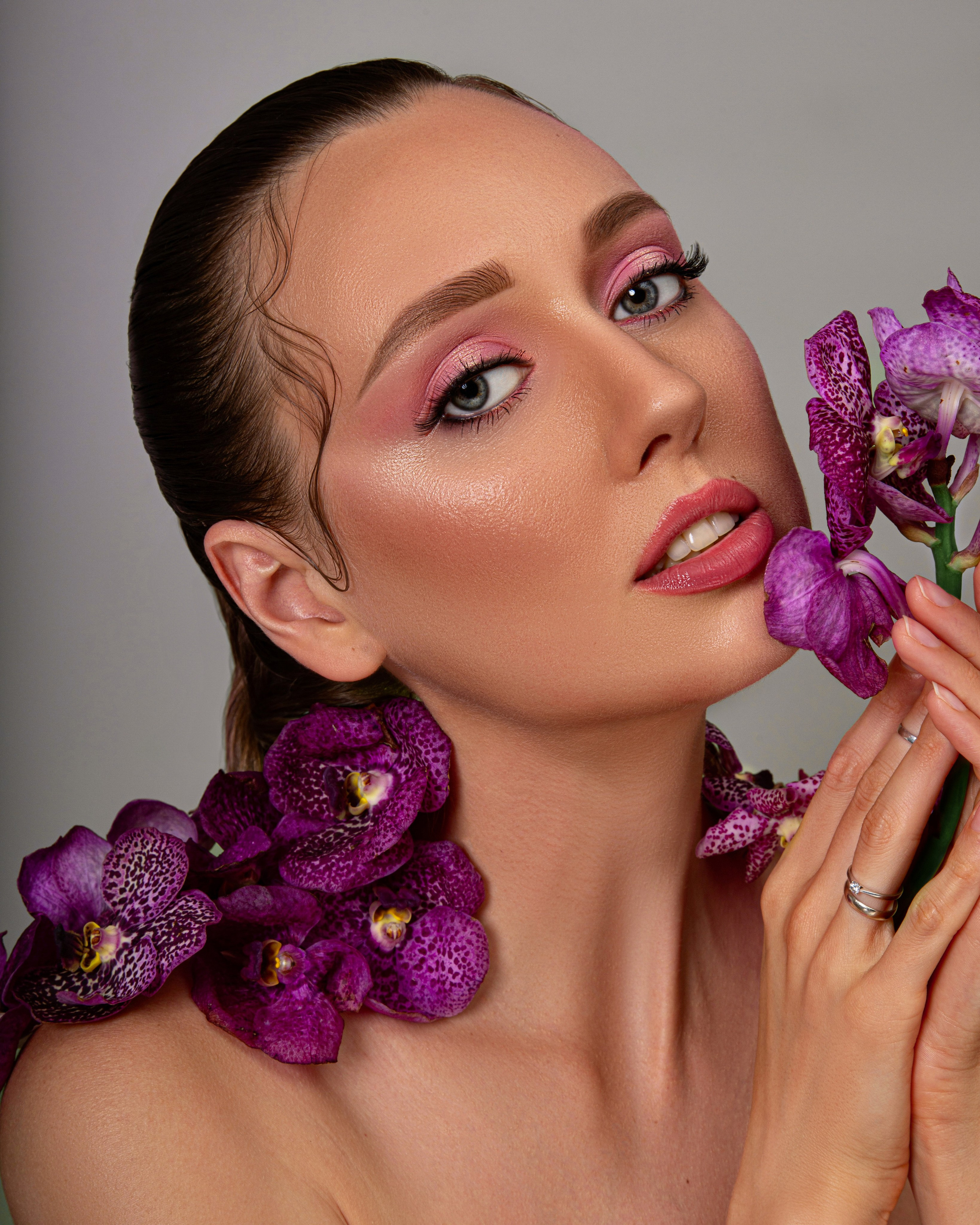 Глубокая ретушь. Аяна Крапивкина — профессиональная ретушь и AI-визуал