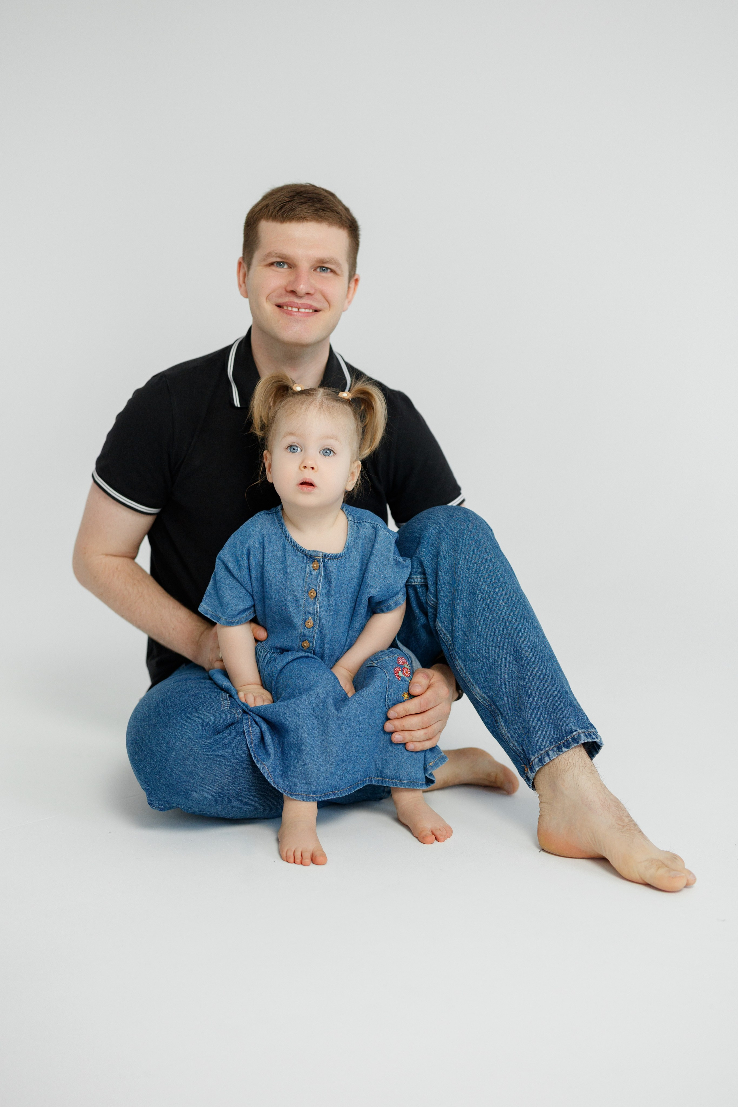 Ședință Foto de Familie — Stil Minimalist pe Fundal Alb. Scarlat Photography