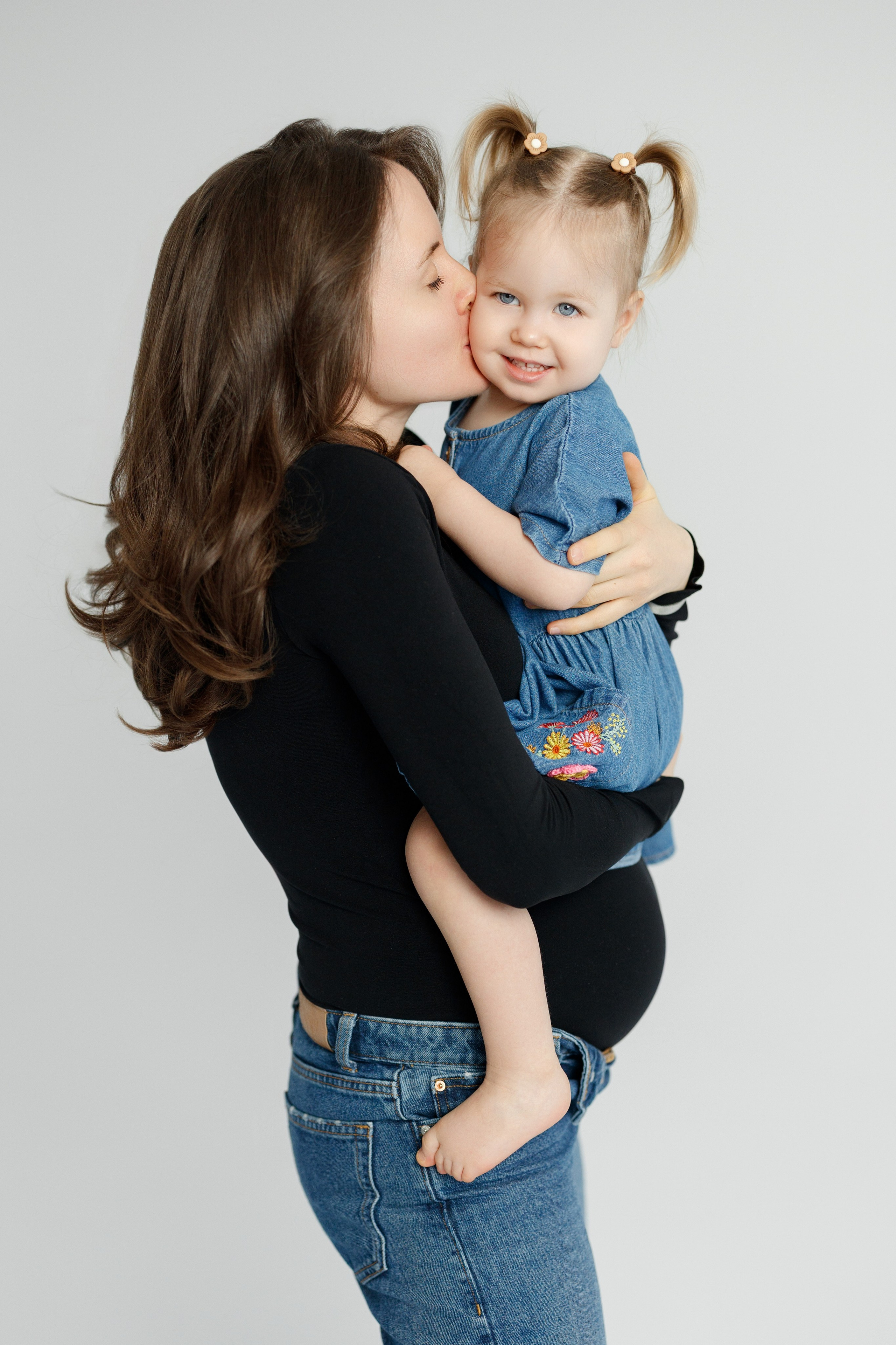 Ședință Foto de Familie — Stil Minimalist pe Fundal Alb. Scarlat Photography