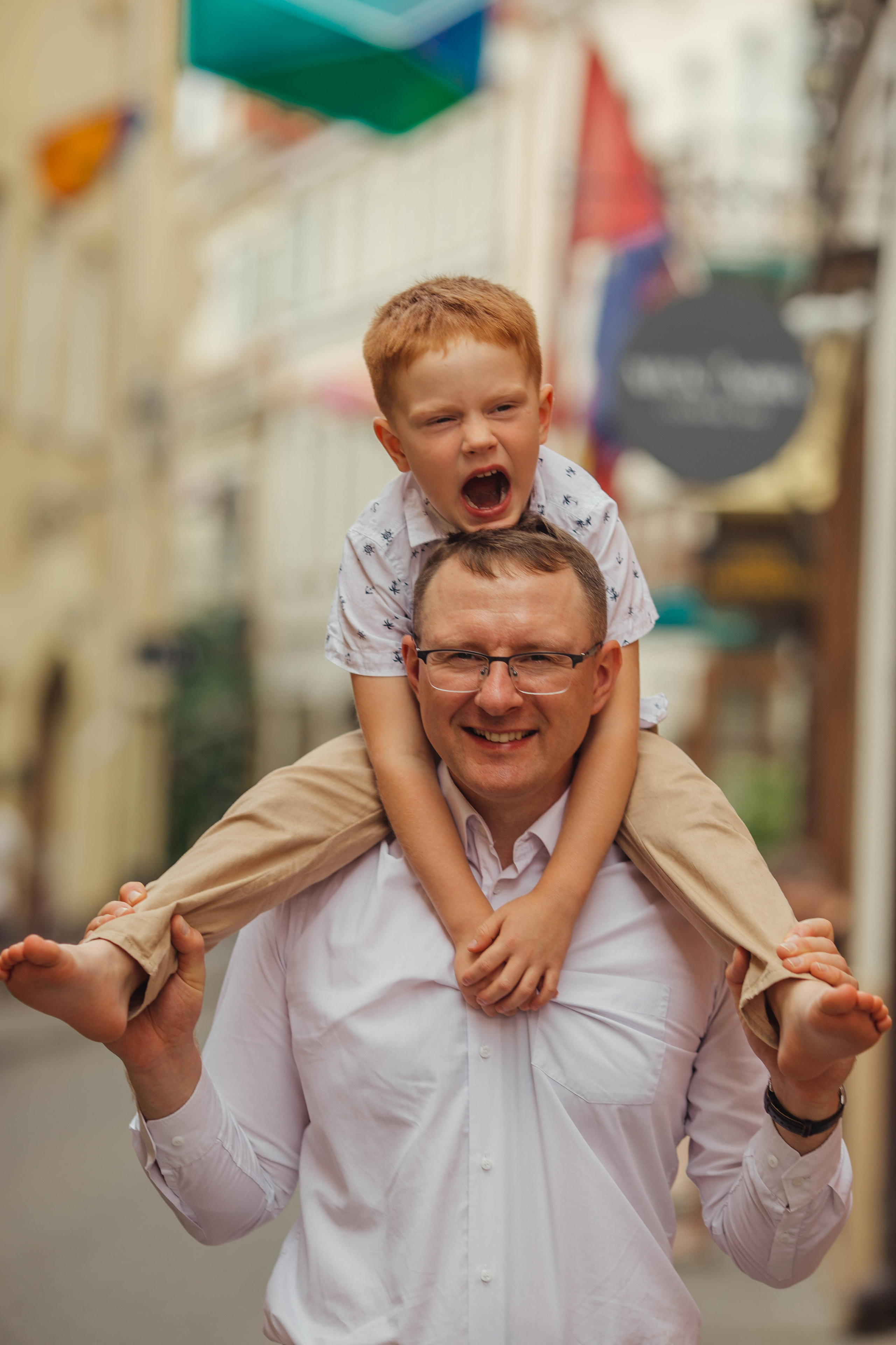 Walk in old town in Vilnius. Family photographer in Vilnuis Svetlana Naumova