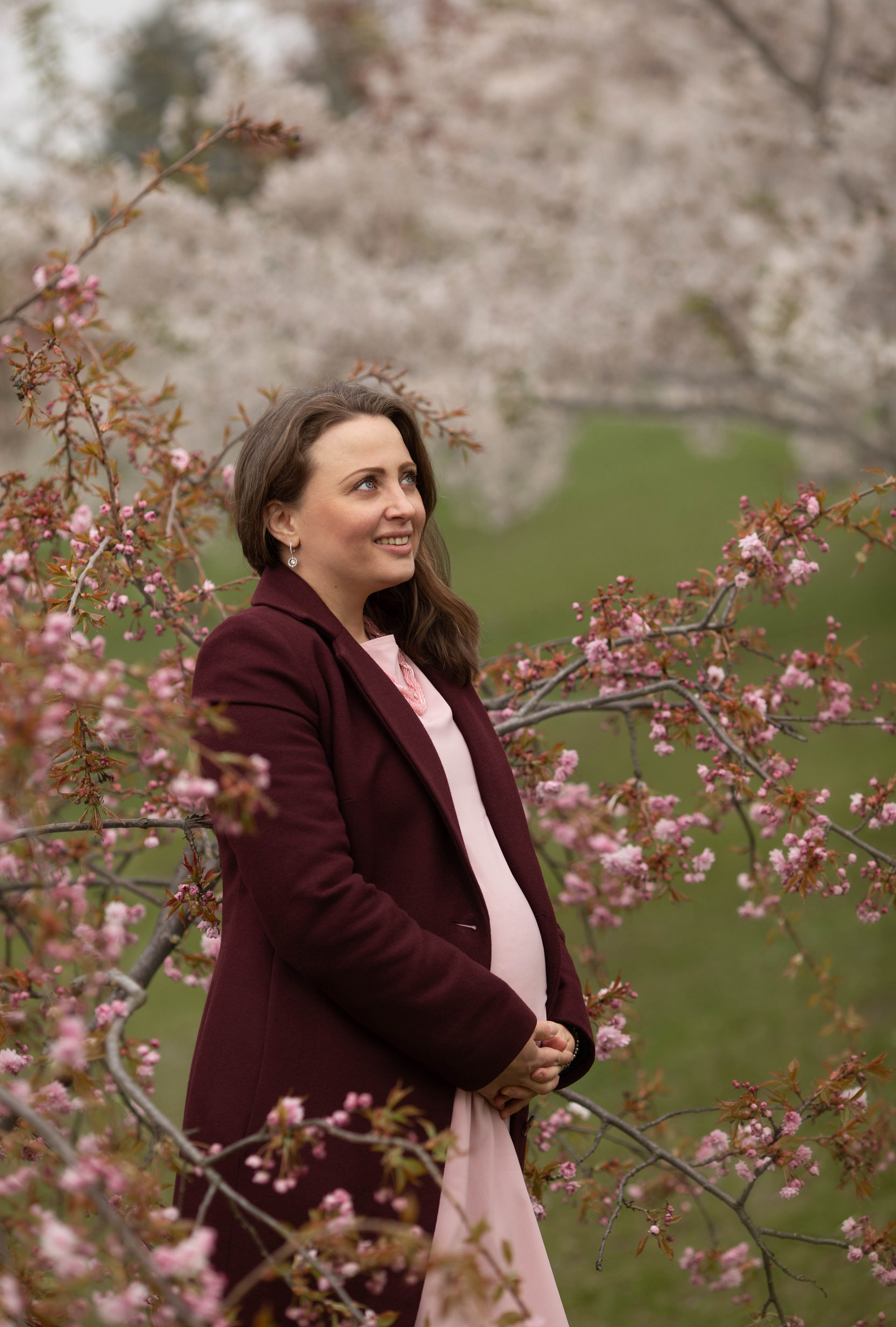 Anna in sakura. Family photographer in Vilnuis Svetlana Naumova