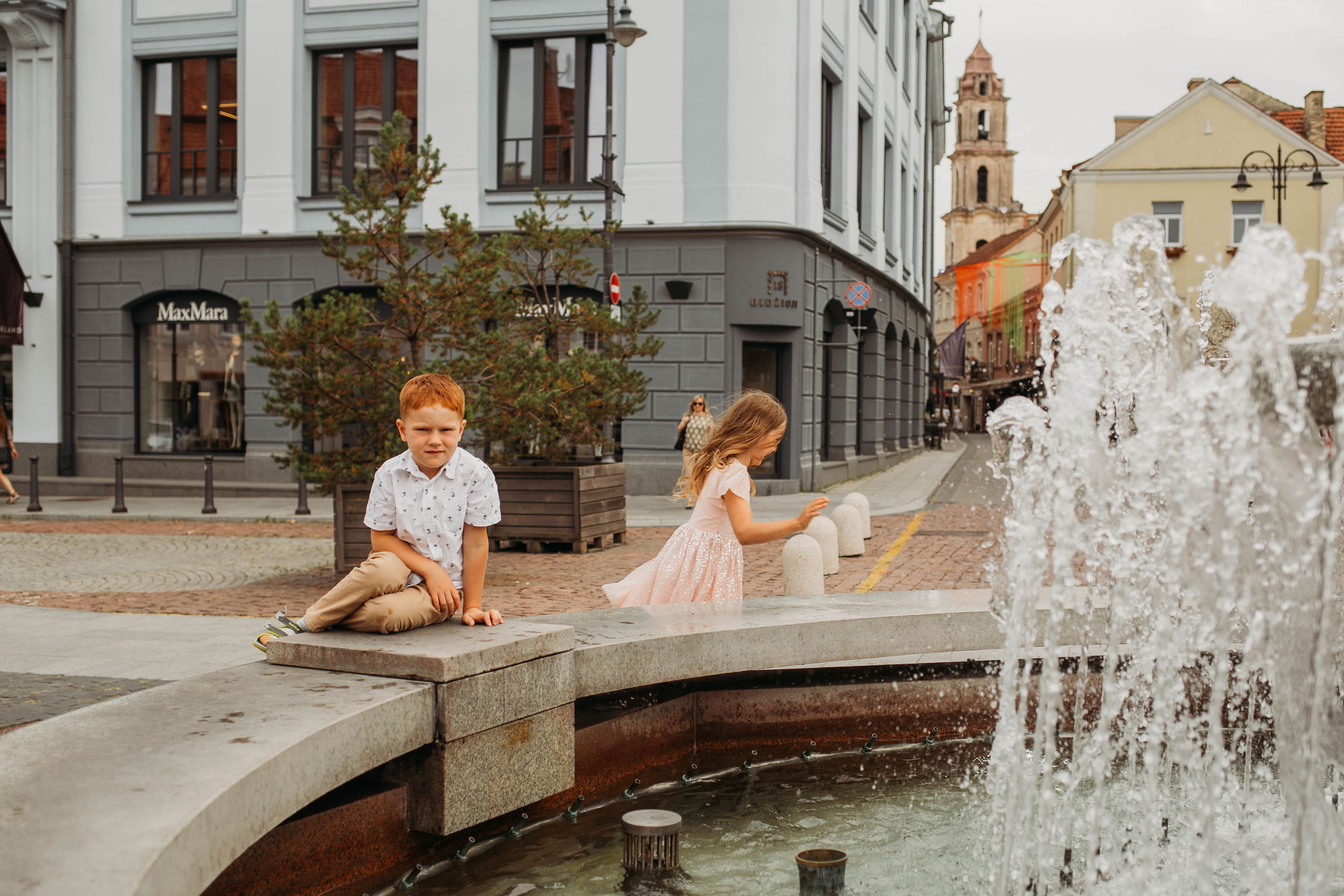 Walk in old town in Vilnius. Family photographer in Vilnuis Svetlana Naumova