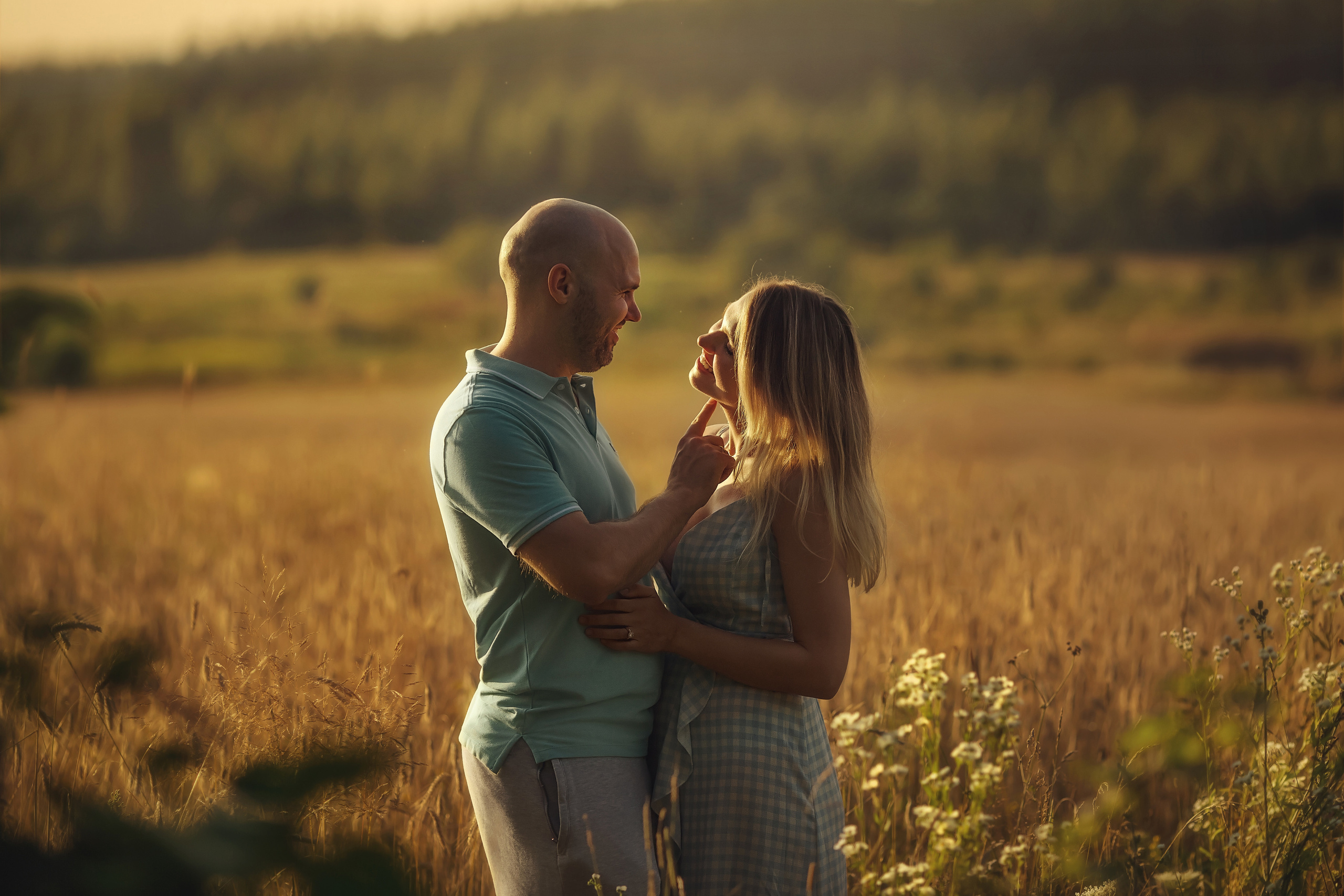 Sunset in the field. Family photographer in Vilnuis Svetlana Naumova
