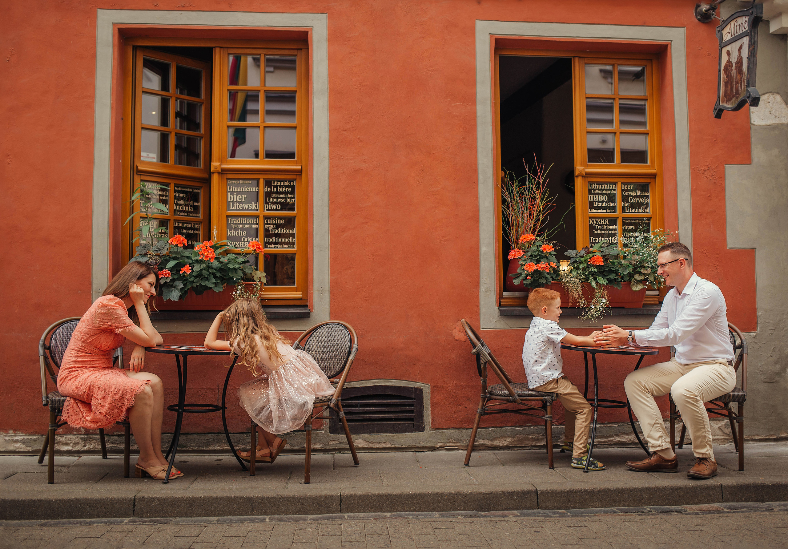 Walk in old town in Vilnius. Family photographer in Vilnuis Svetlana Naumova