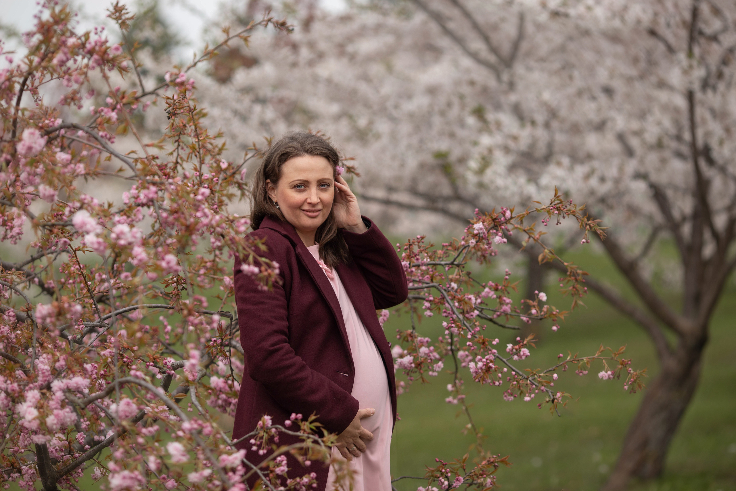 Anna in sakura. Family photographer in Vilnuis Svetlana Naumova