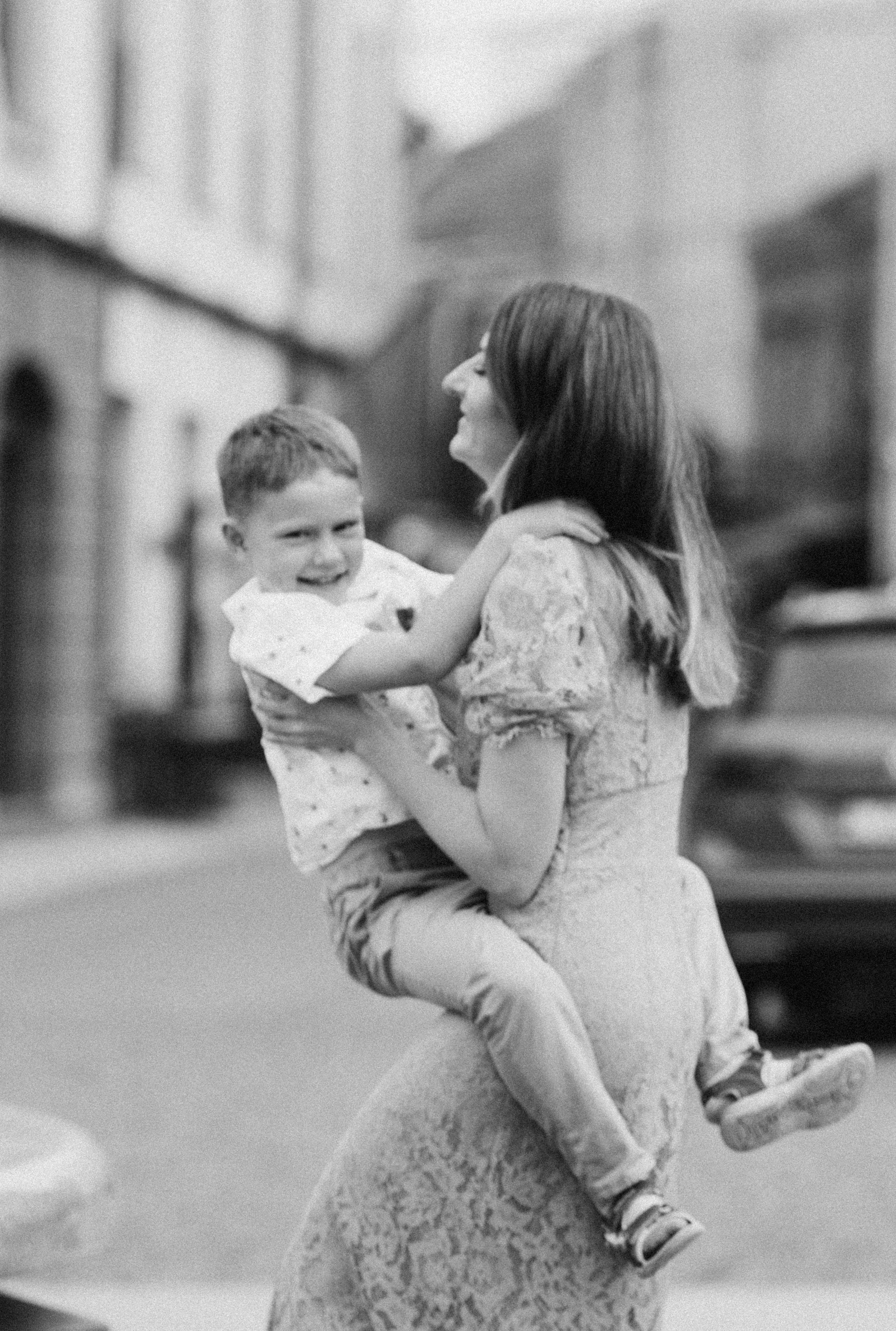 Walk in old town in Vilnius. Family photographer in Vilnuis Svetlana Naumova