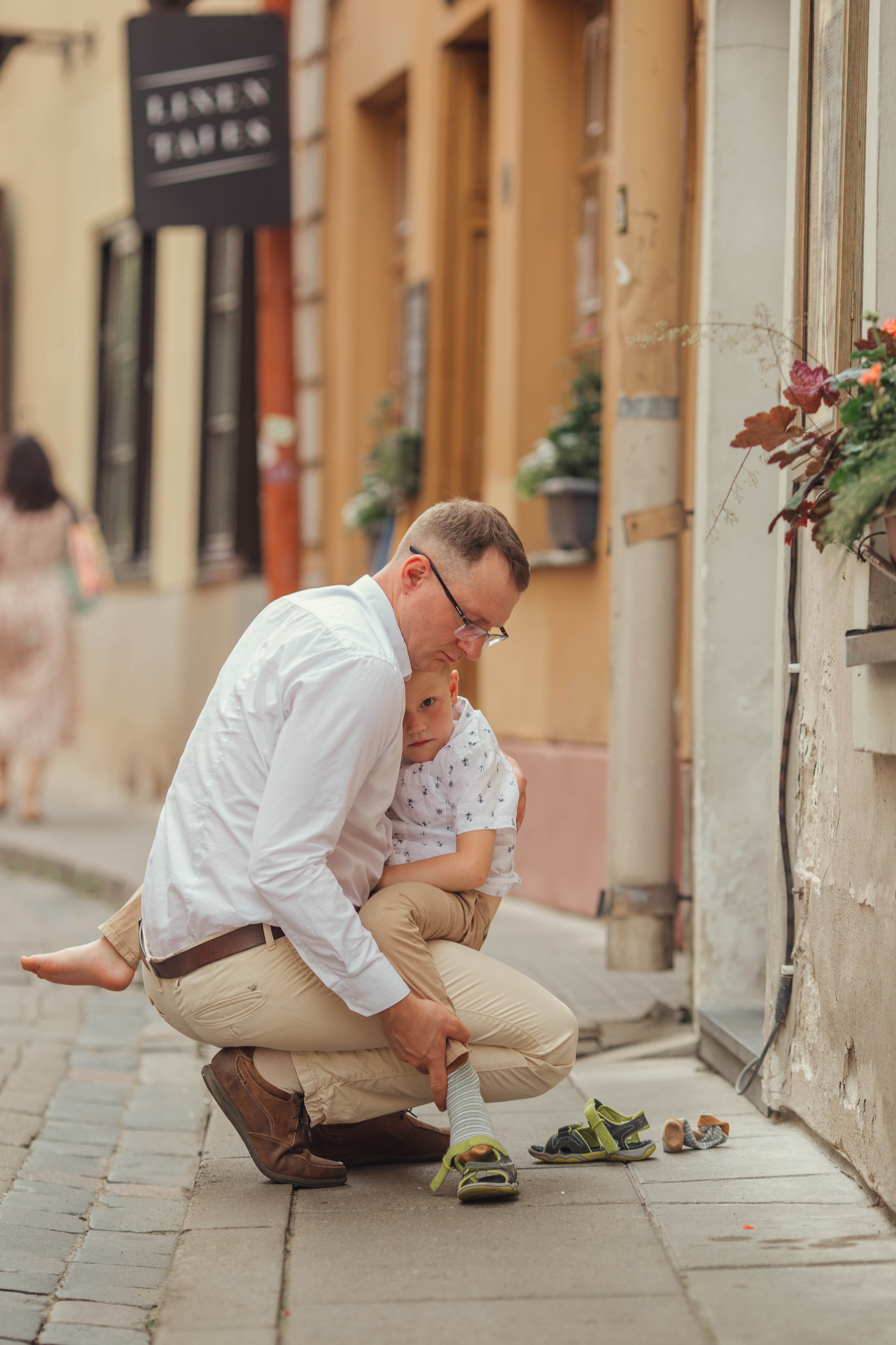 Walk in old town in Vilnius. Family photographer in Vilnuis Svetlana Naumova
