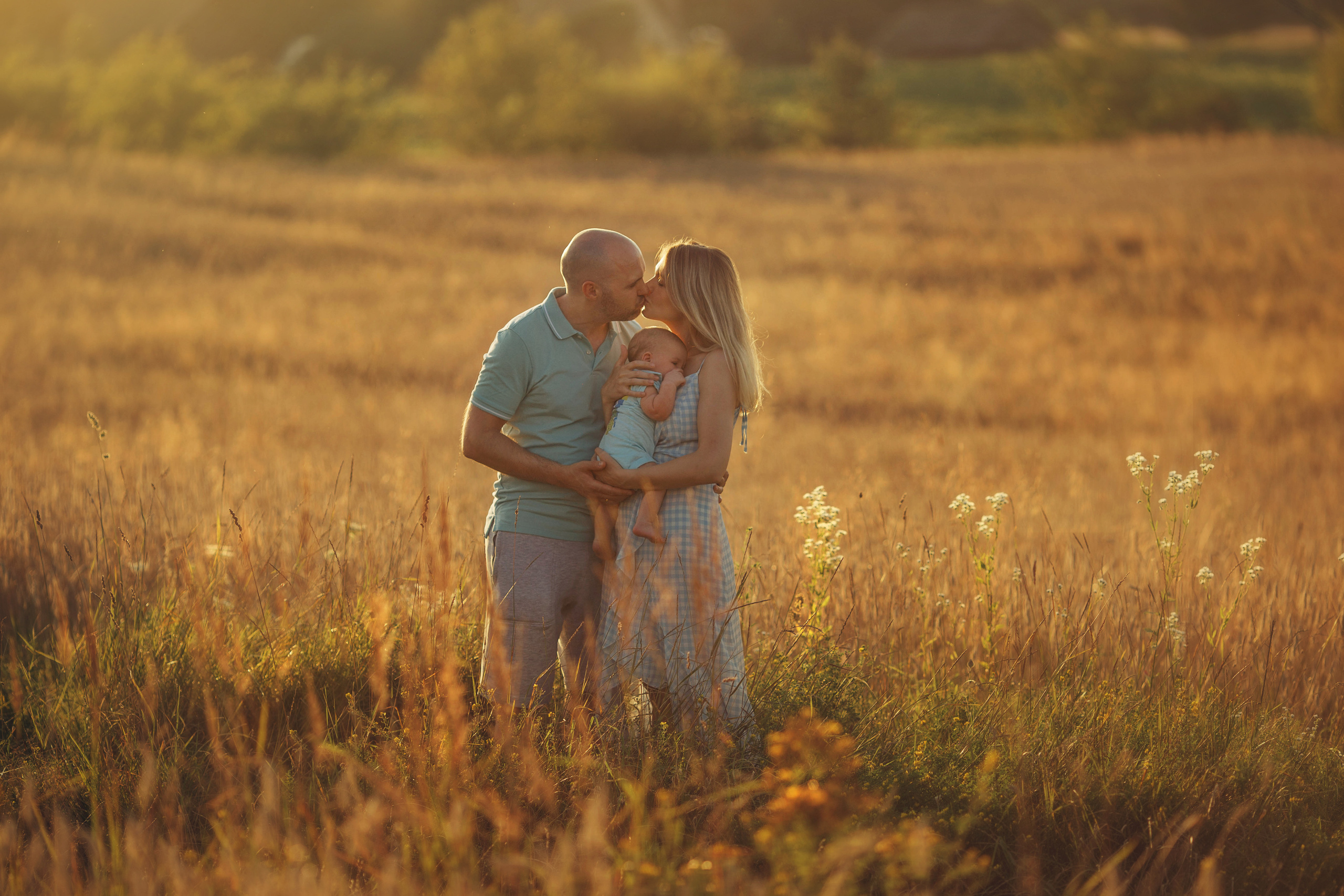 Sunset in the field. Family photographer in Vilnuis Svetlana Naumova