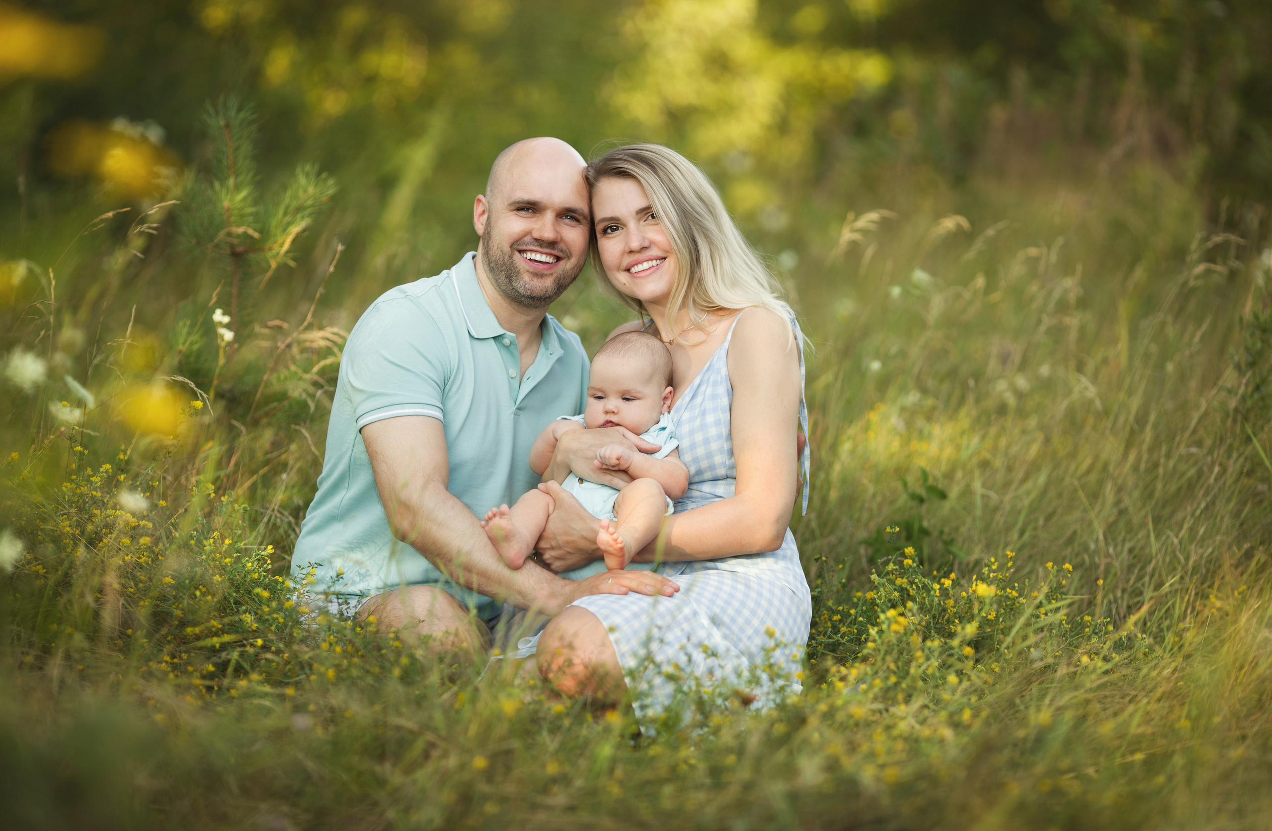 Sunset in the field. Family photographer in Vilnuis Svetlana Naumova
