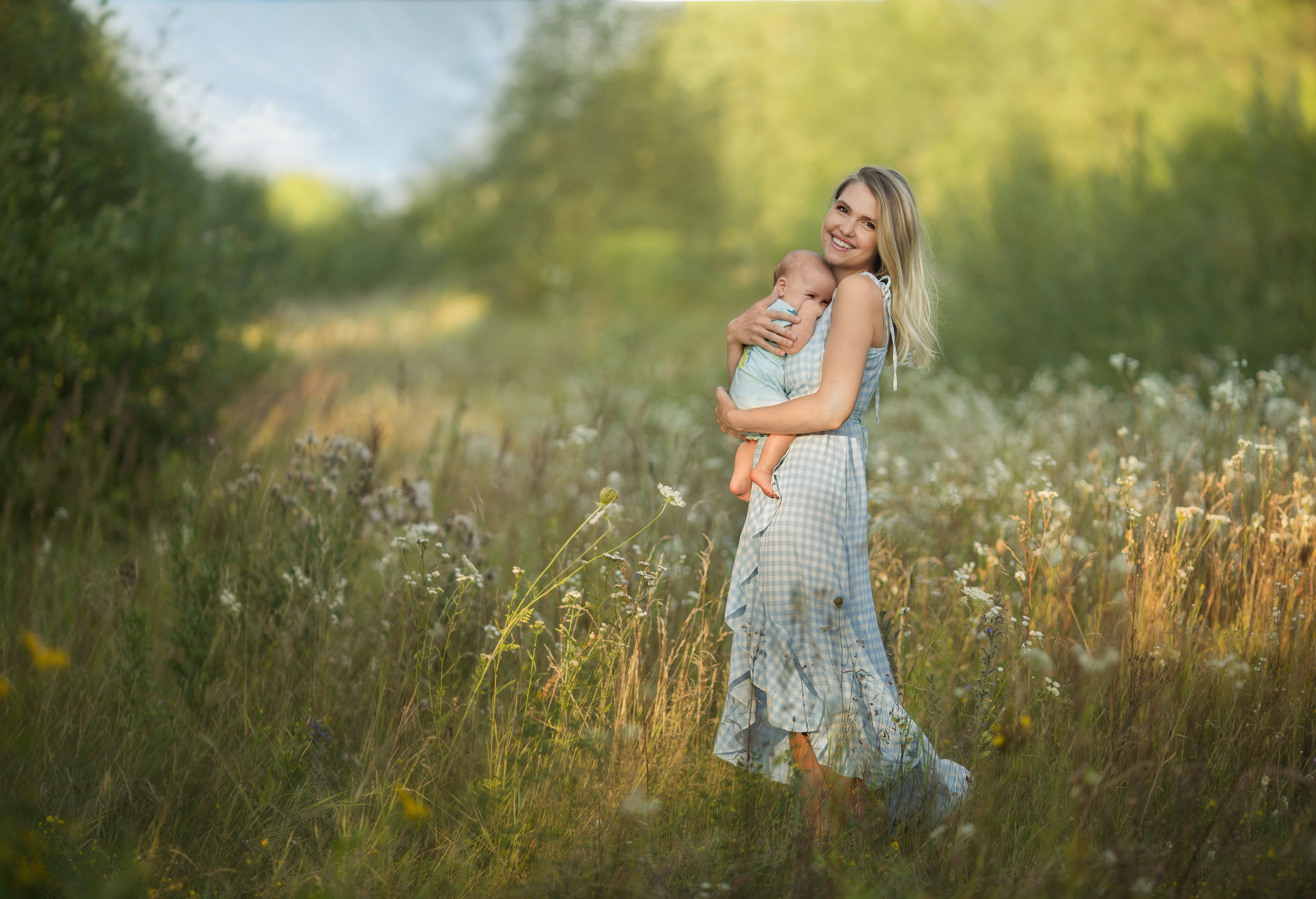 Sunset in the field. Family photographer in Vilnuis Svetlana Naumova