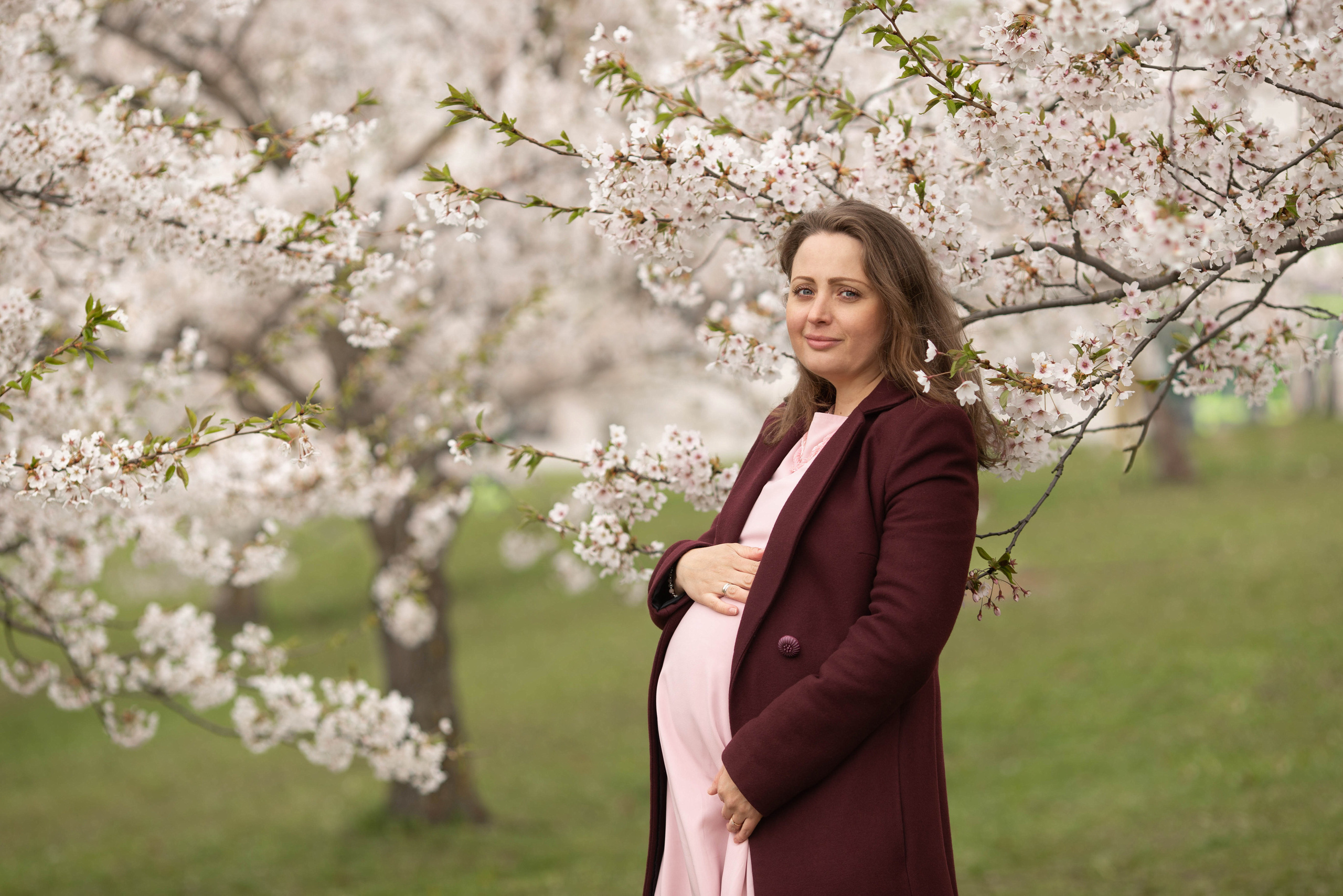 Anna in sakura. Family photographer in Vilnuis Svetlana Naumova