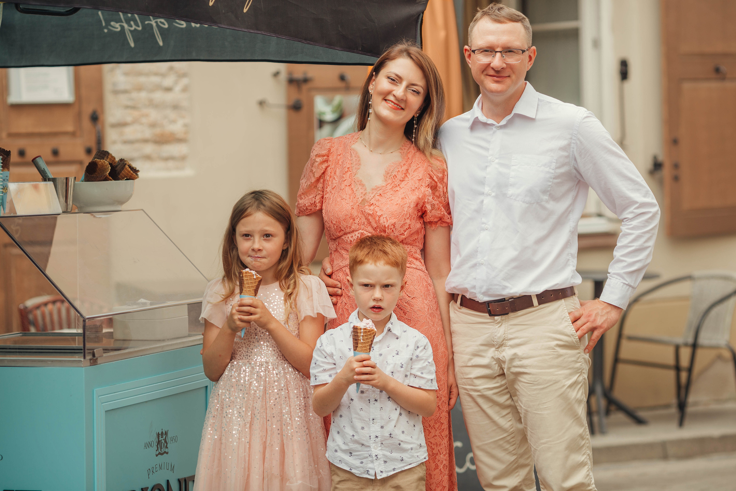 Walk in old town in Vilnius. Family photographer in Vilnuis Svetlana Naumova