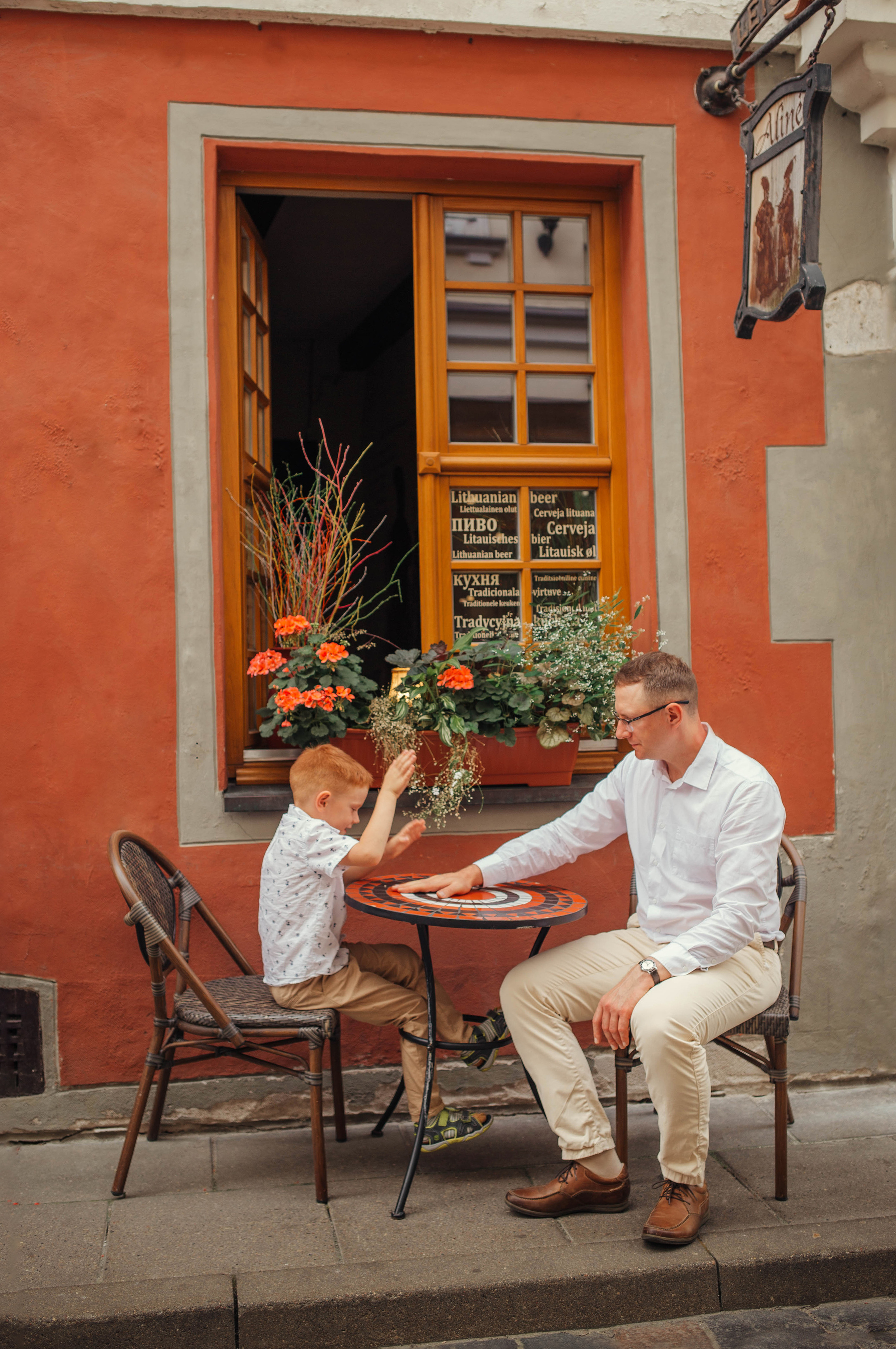 Walk in old town in Vilnius. Family photographer in Vilnuis Svetlana Naumova