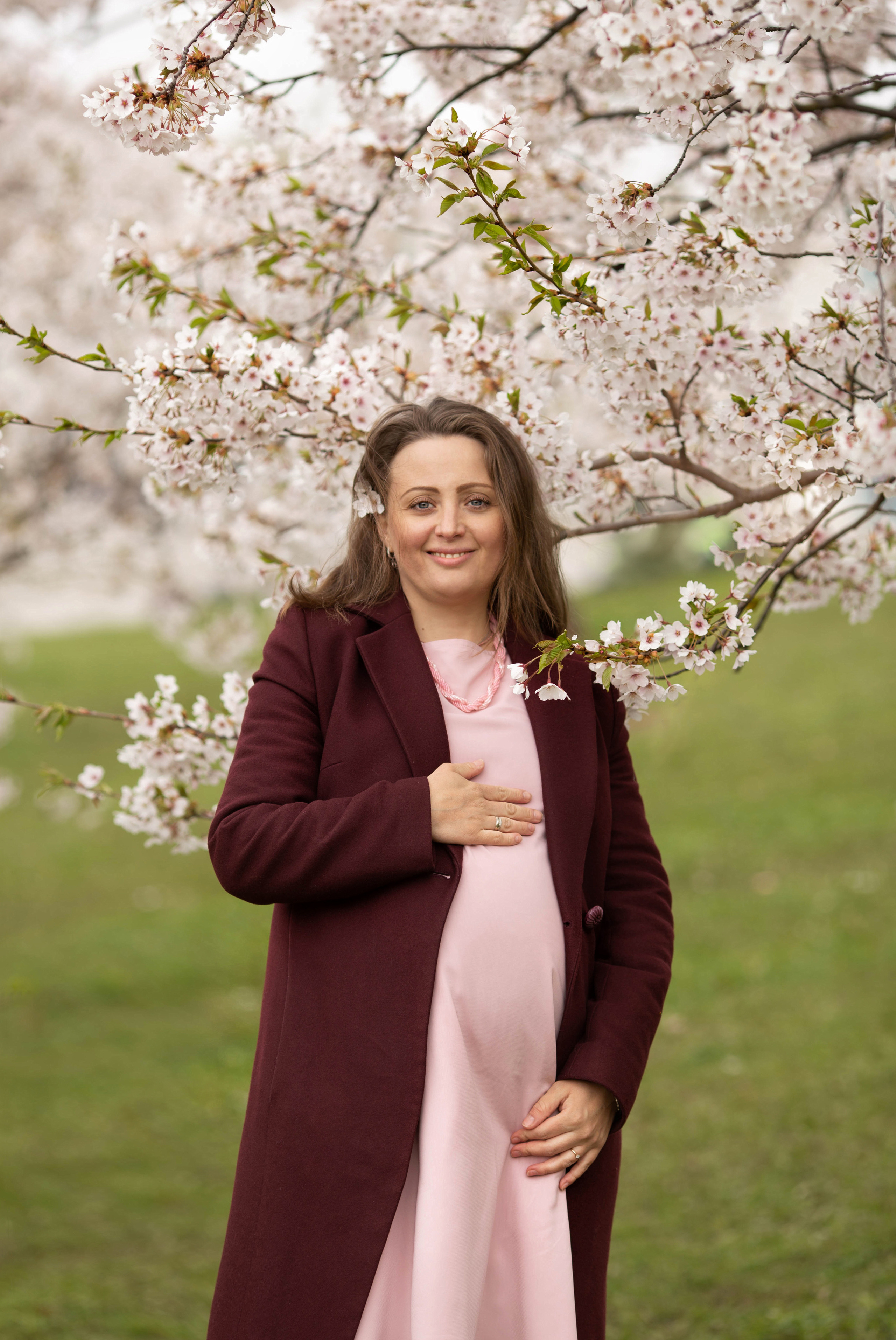 Anna in sakura. Family photographer in Vilnuis Svetlana Naumova