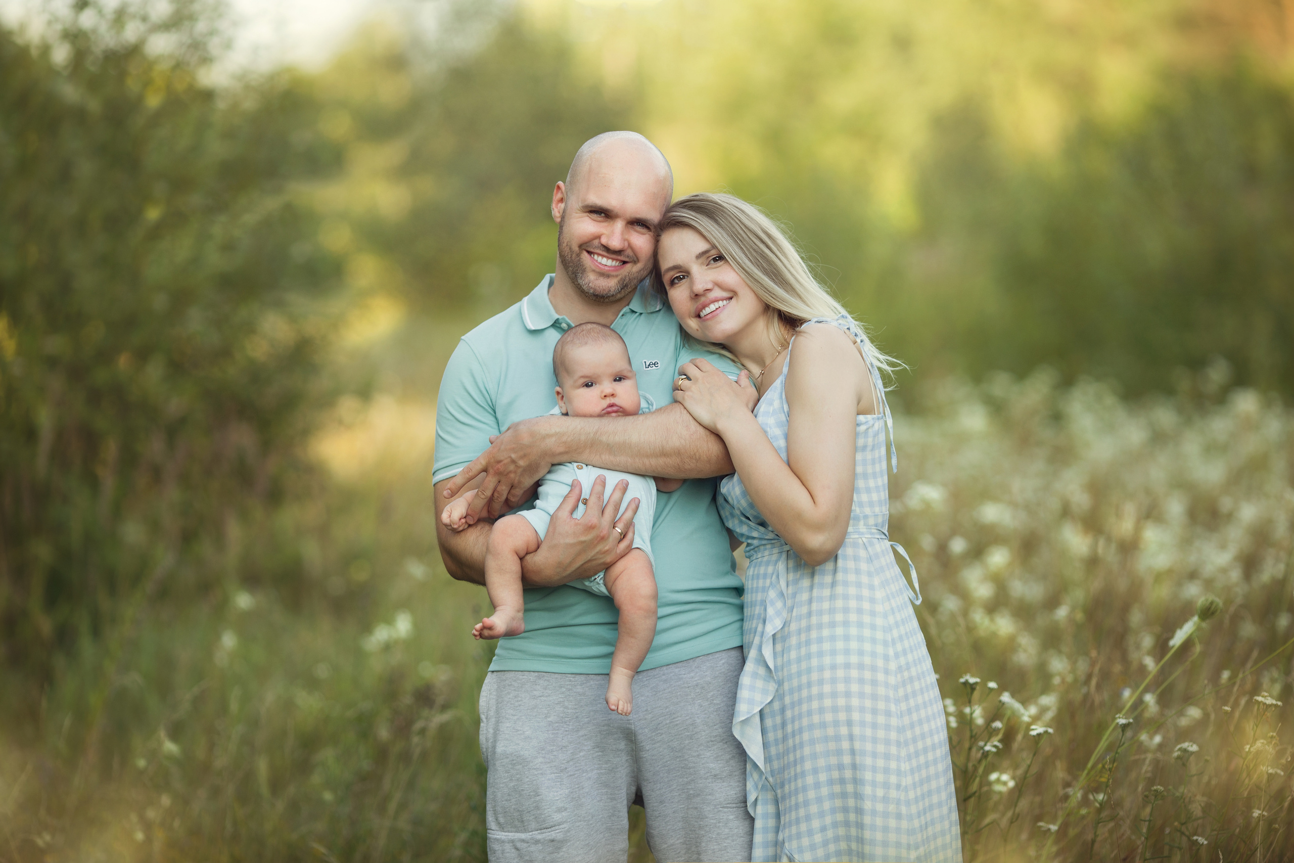 Sunset in the field. Family photographer in Vilnuis Svetlana Naumova