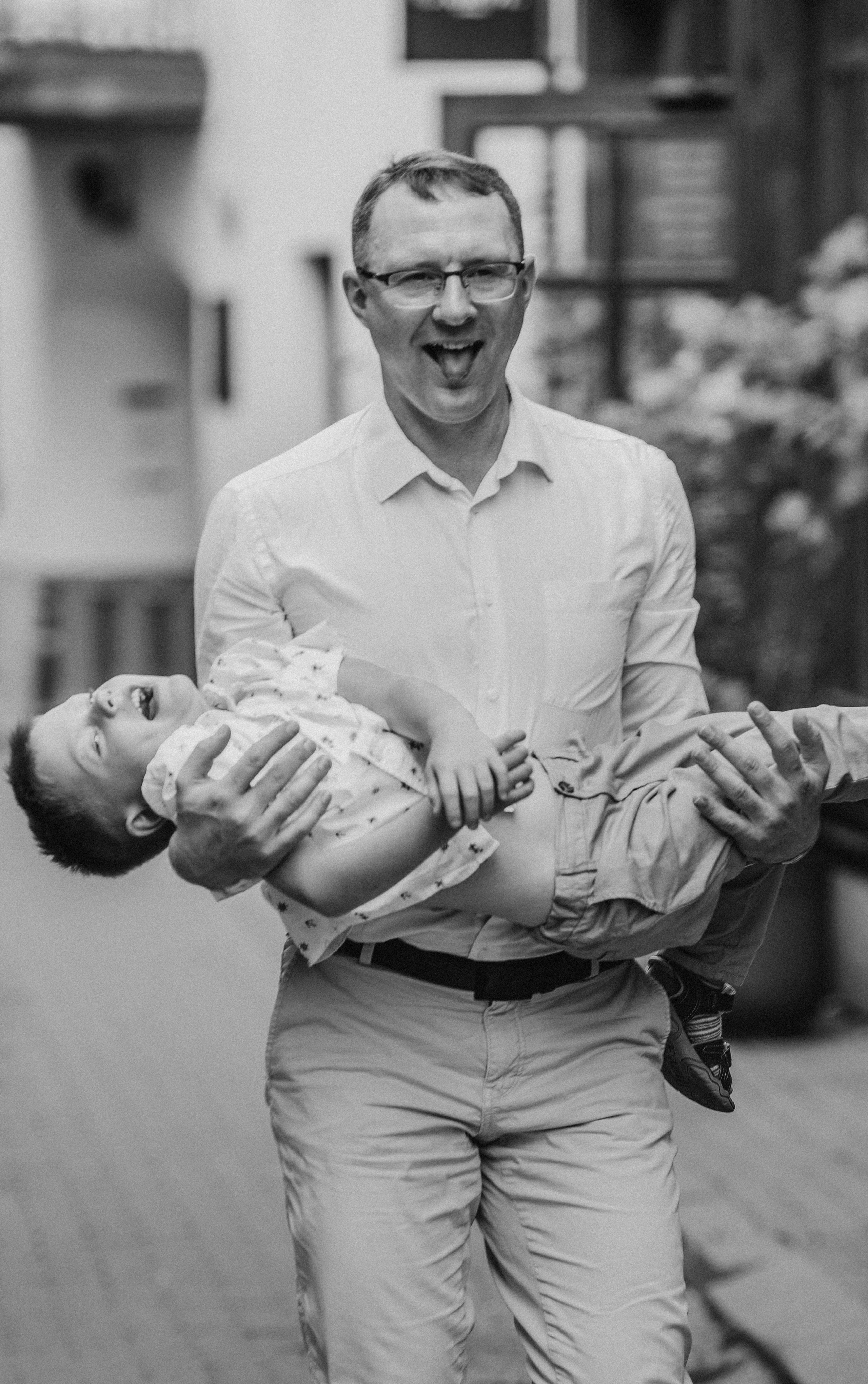 Walk in old town in Vilnius. Family photographer in Vilnuis Svetlana Naumova