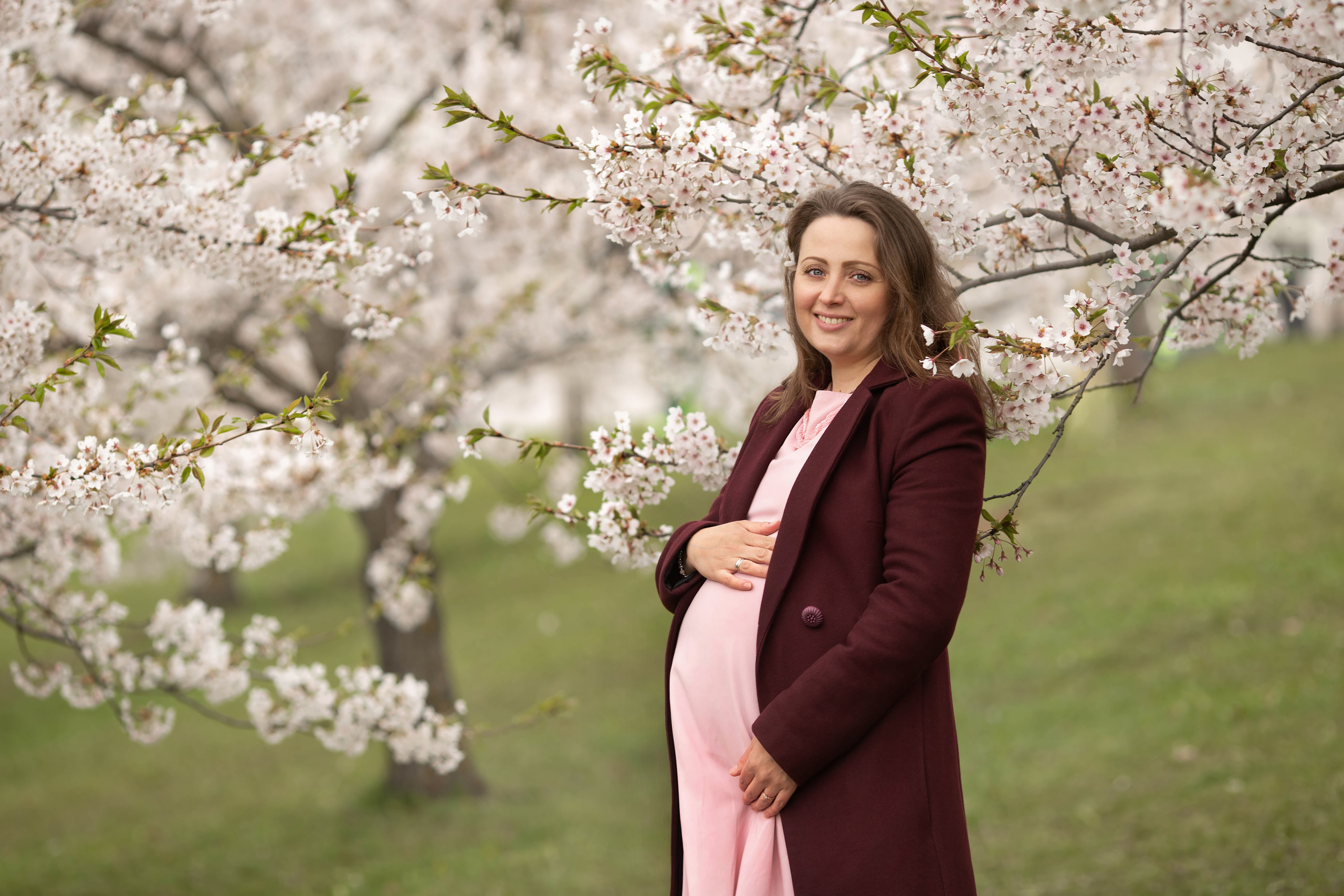 Anna in sakura. Family photographer in Vilnuis Svetlana Naumova