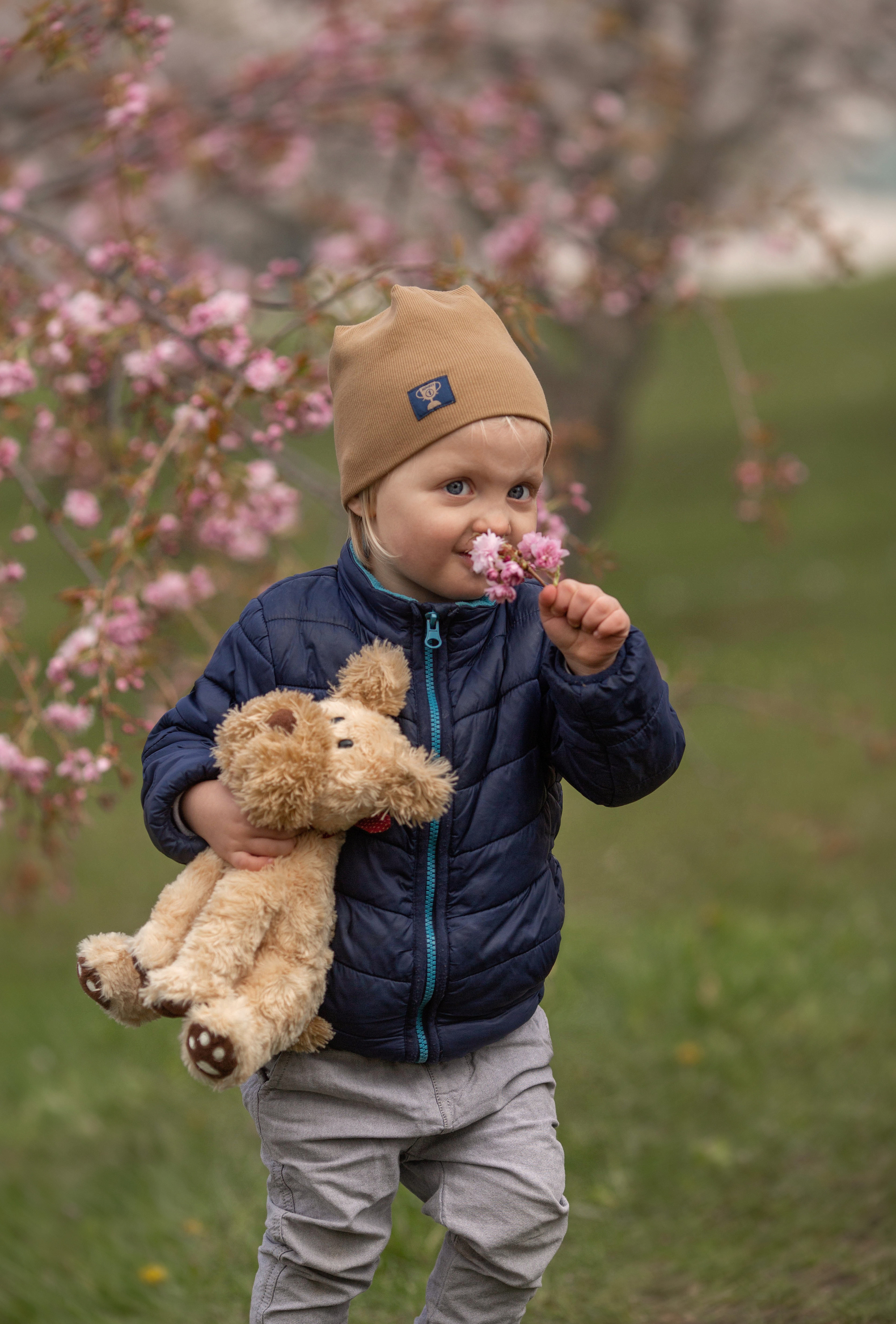 Anna in sakura. Family photographer in Vilnuis Svetlana Naumova