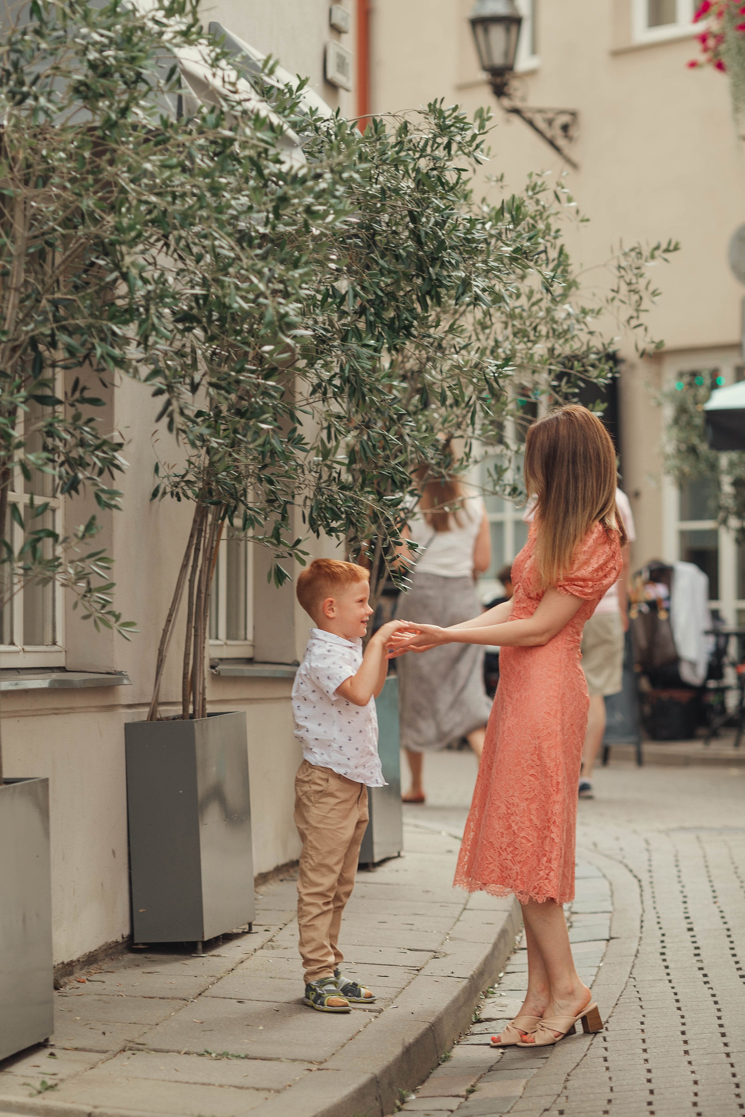 Walk in old town in Vilnius. Family photographer in Vilnuis Svetlana Naumova
