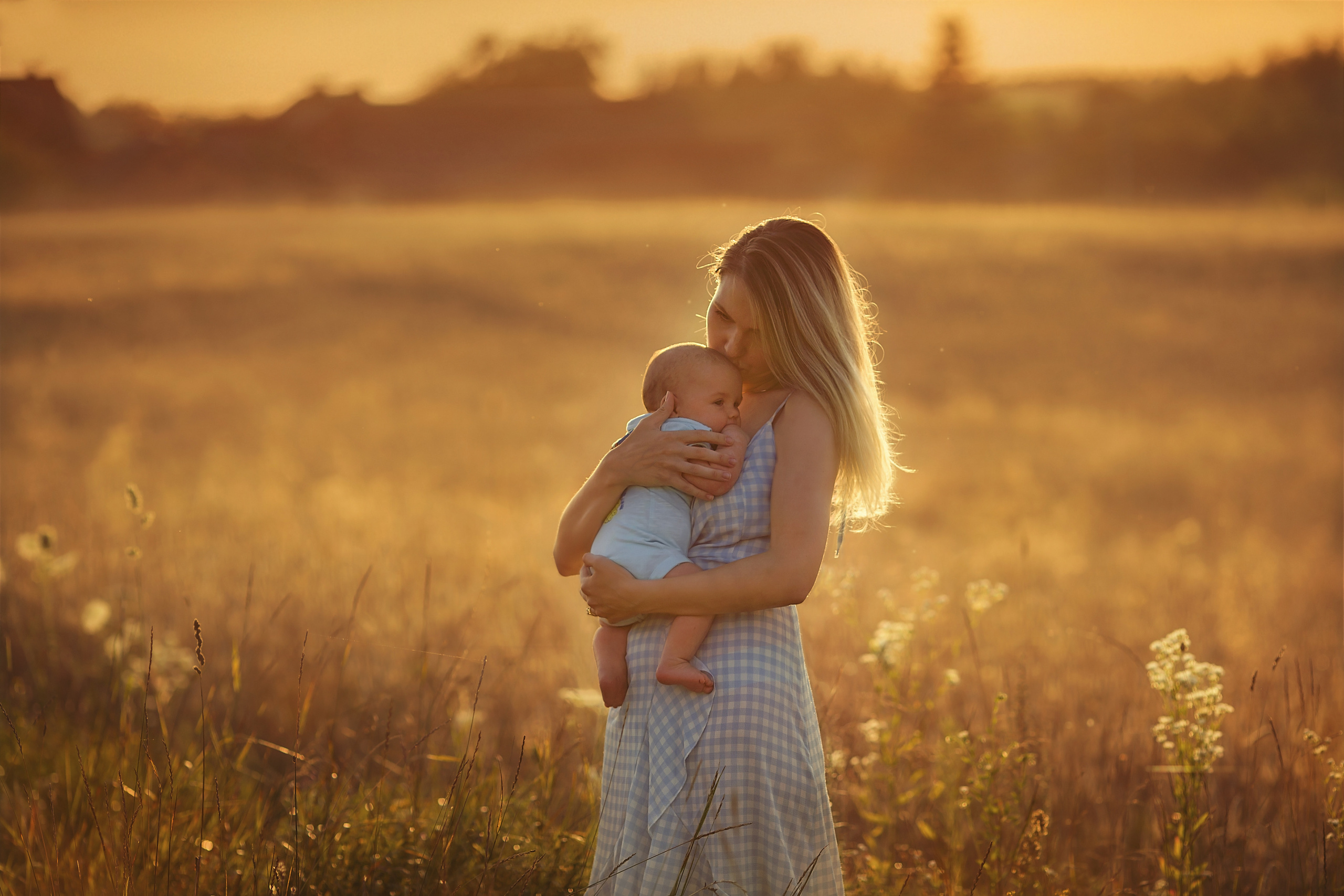 Sunset in the field. Family photographer in Vilnuis Svetlana Naumova