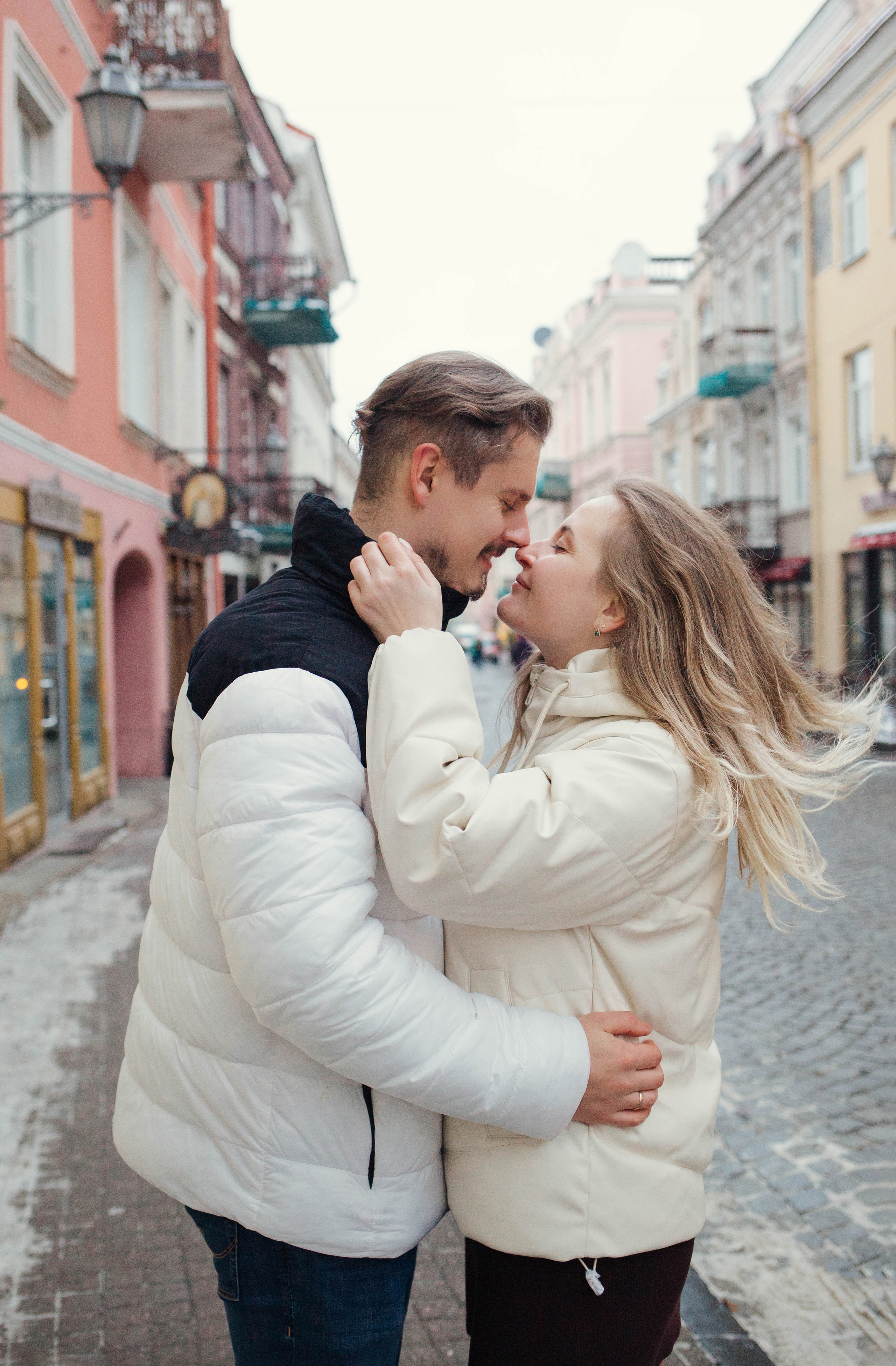 Катя и Паша. Прогулка в старом городе в Вильнюсе. Семейный и детский фотограф в Вильнюсе Светлана Наумова