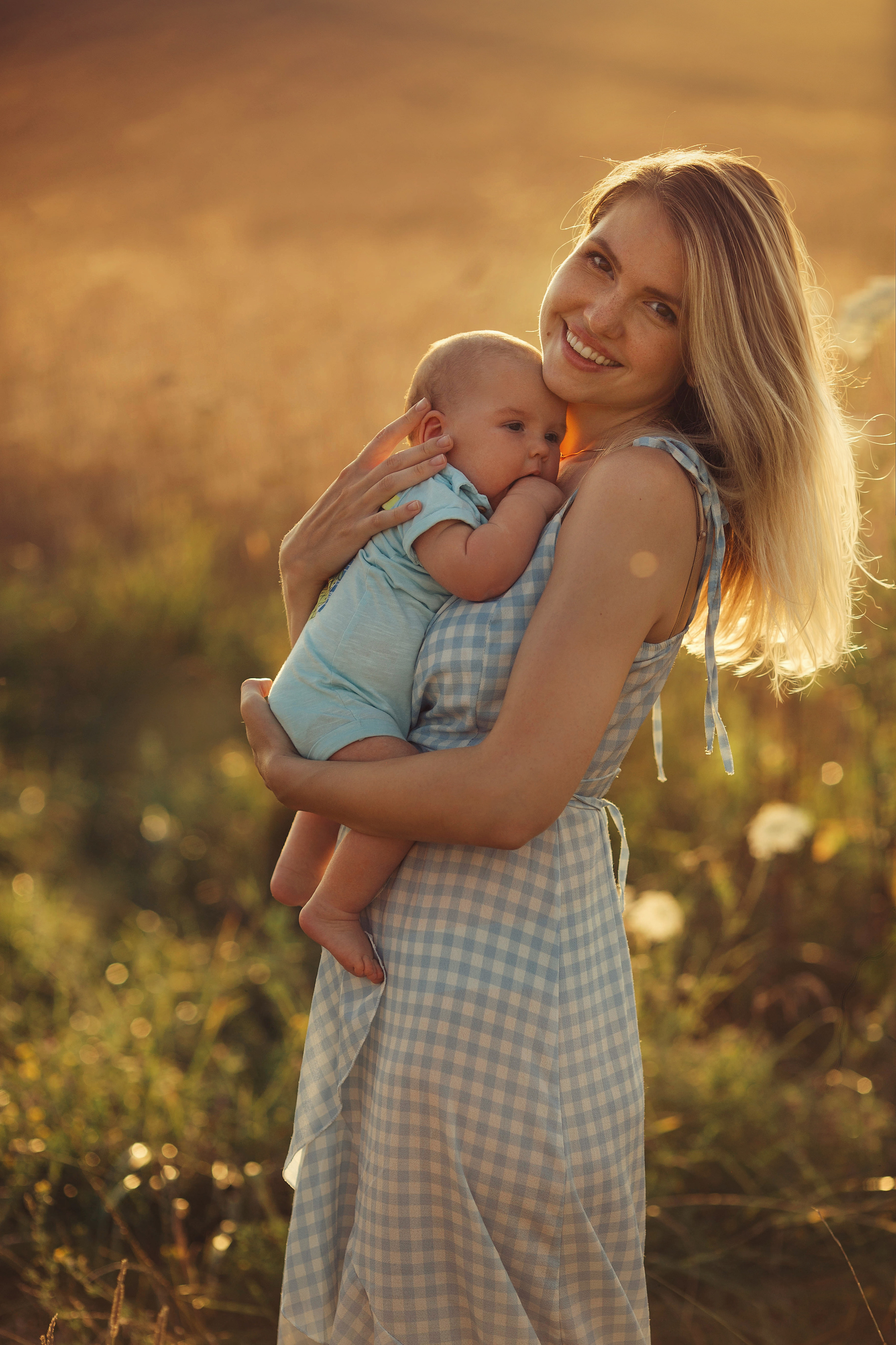 Sunset in the field. Family photographer in Vilnuis Svetlana Naumova