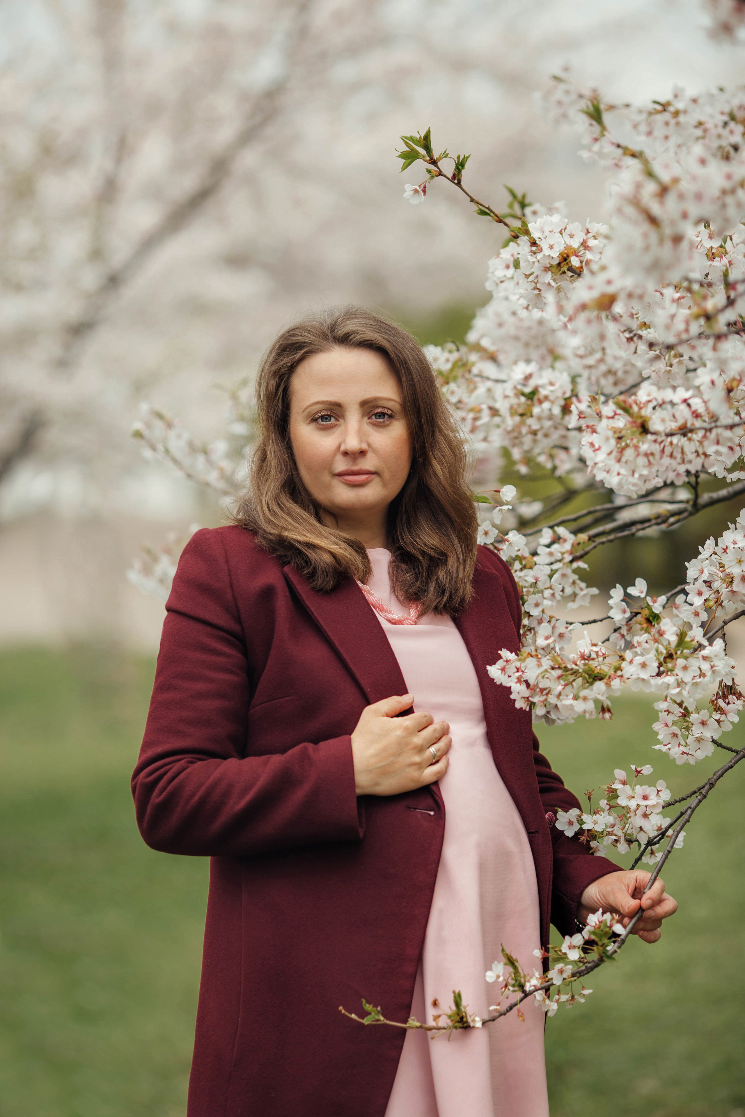 Anna in sakura. Family photographer in Vilnuis Svetlana Naumova