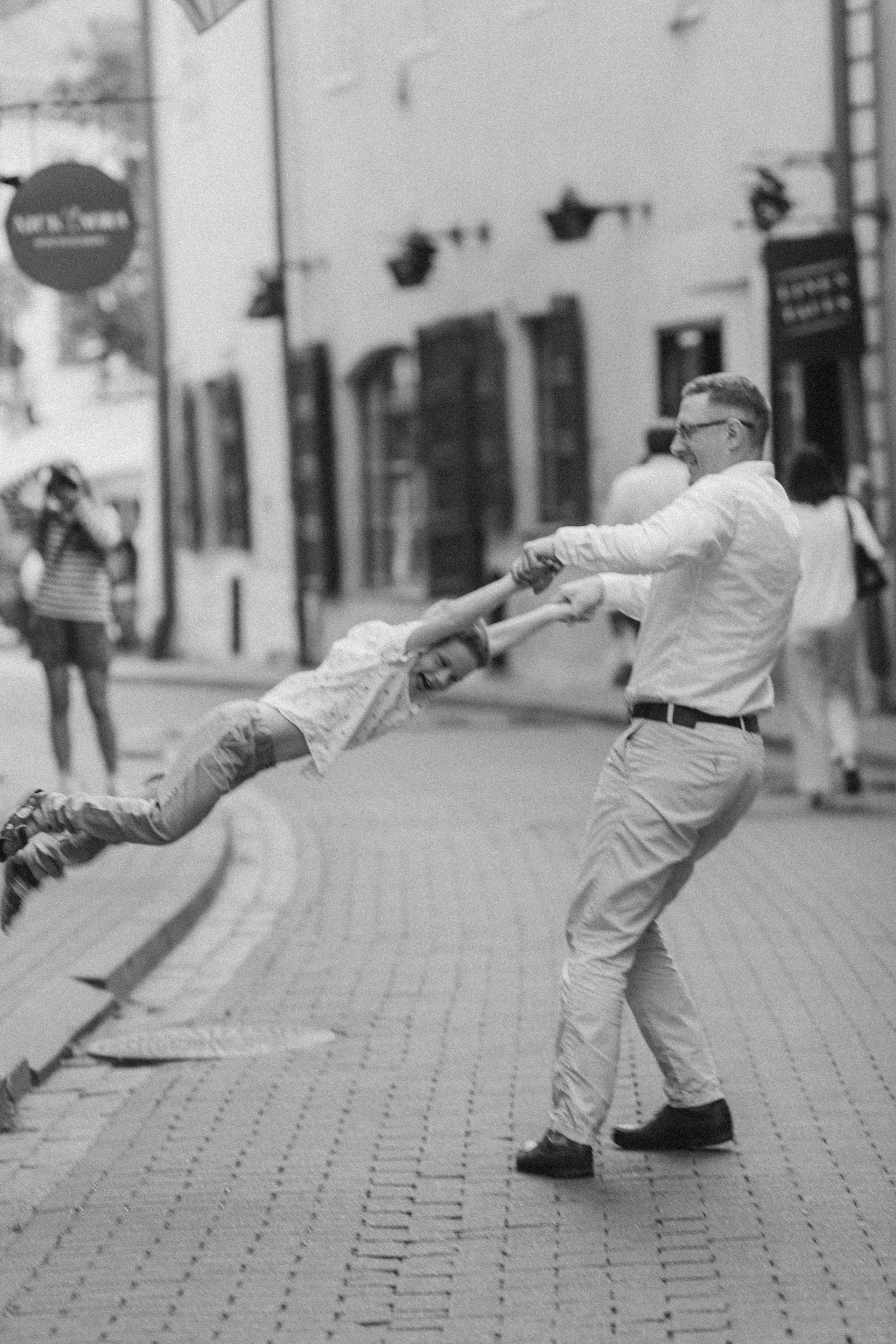 Walk in old town in Vilnius. Family photographer in Vilnuis Svetlana Naumova