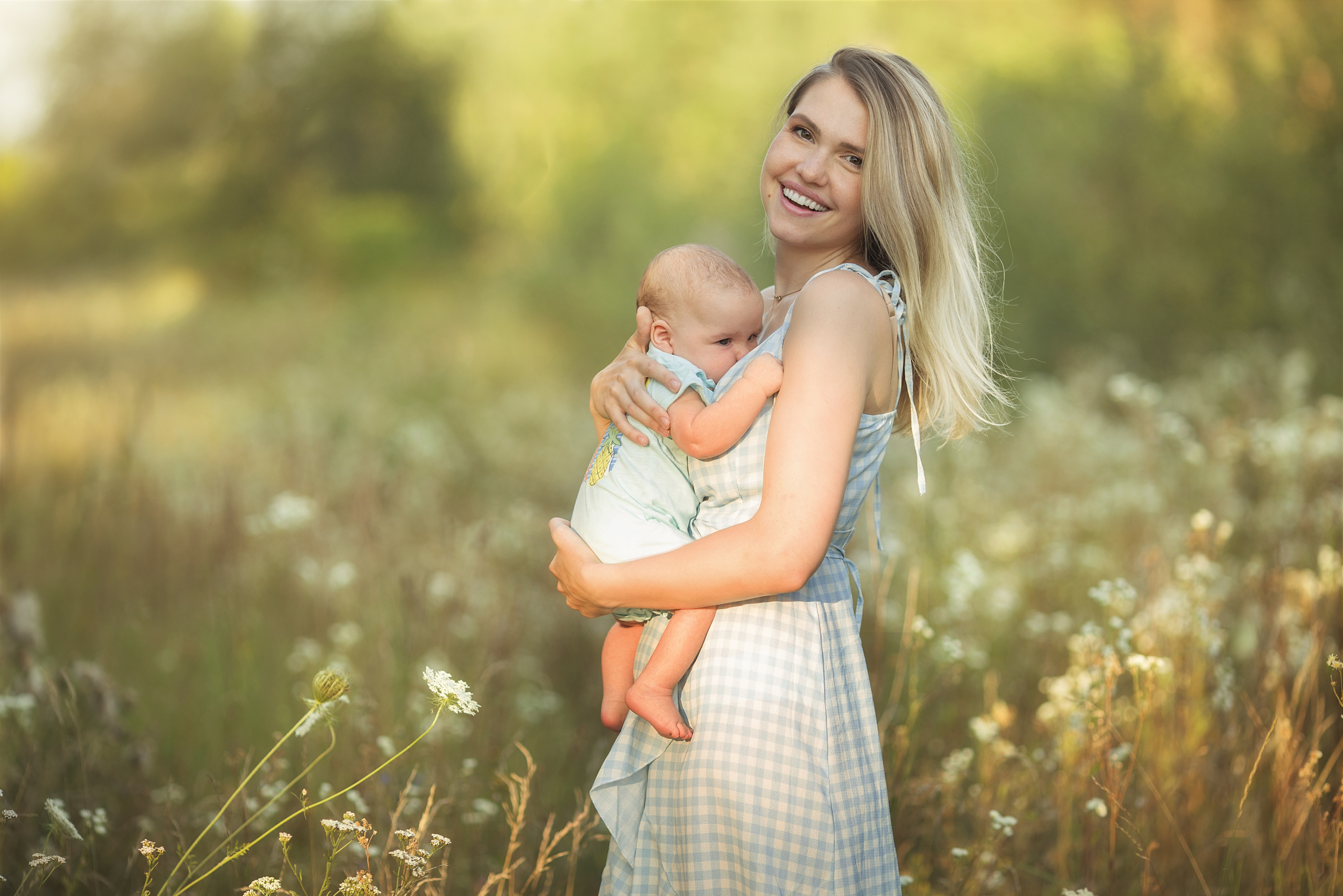 Sunset in the field. Family photographer in Vilnuis Svetlana Naumova