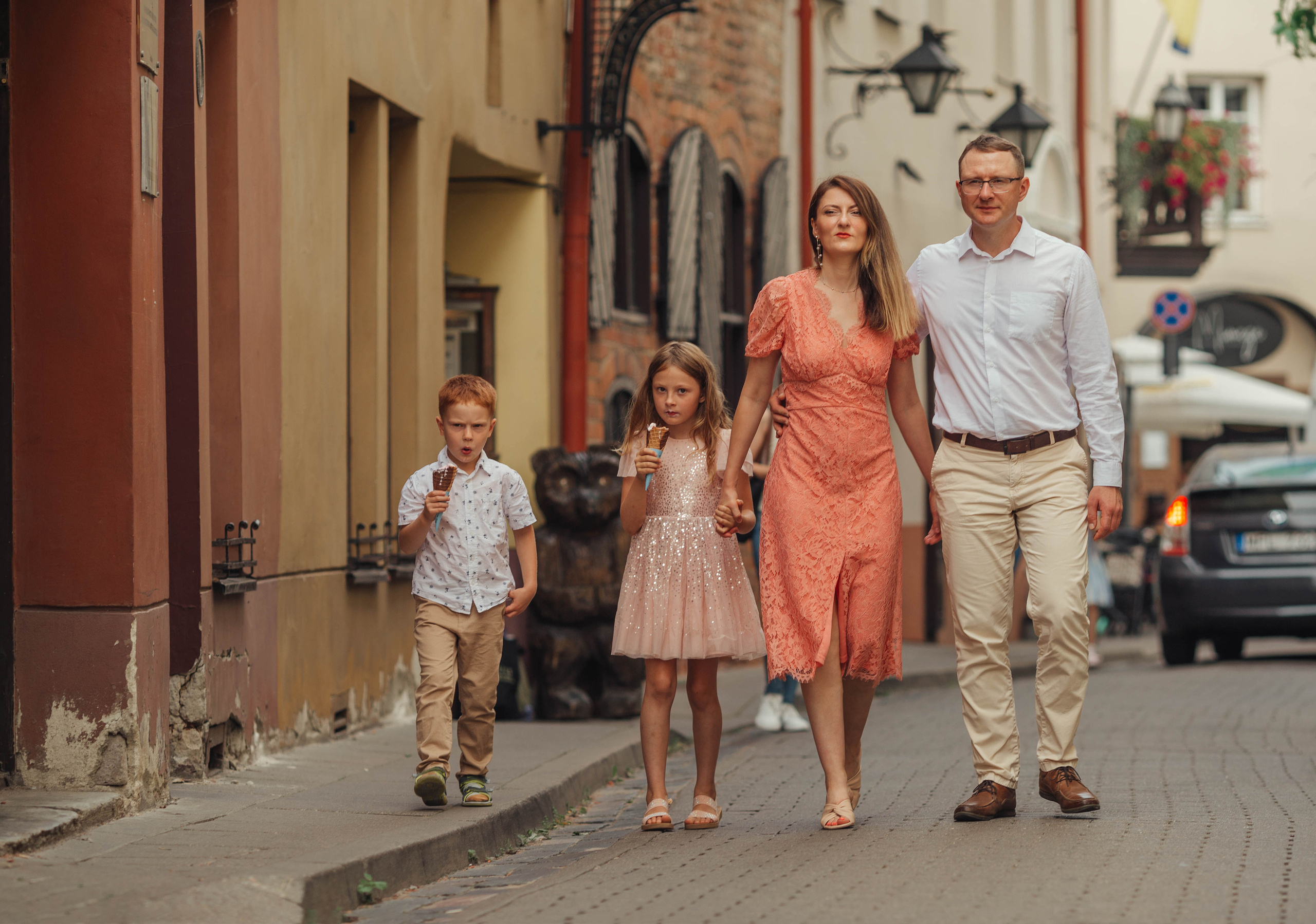 Walk in old town in Vilnius. Family photographer in Vilnuis Svetlana Naumova
