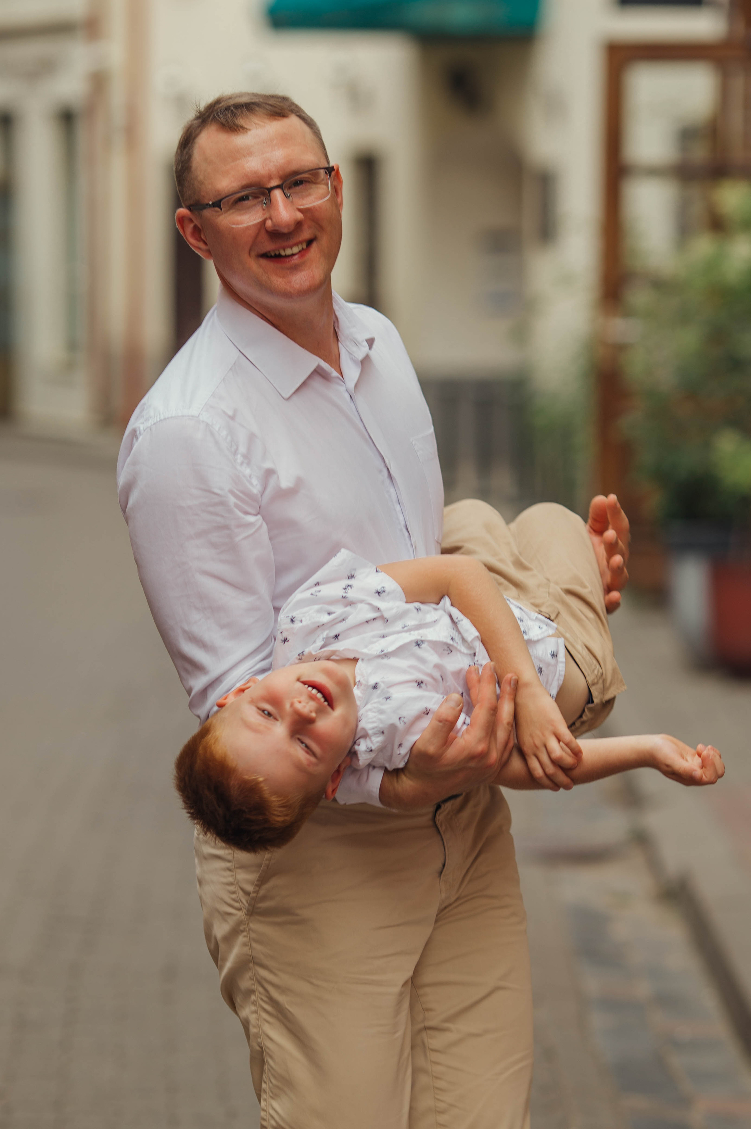 Walk in old town in Vilnius. Family photographer in Vilnuis Svetlana Naumova