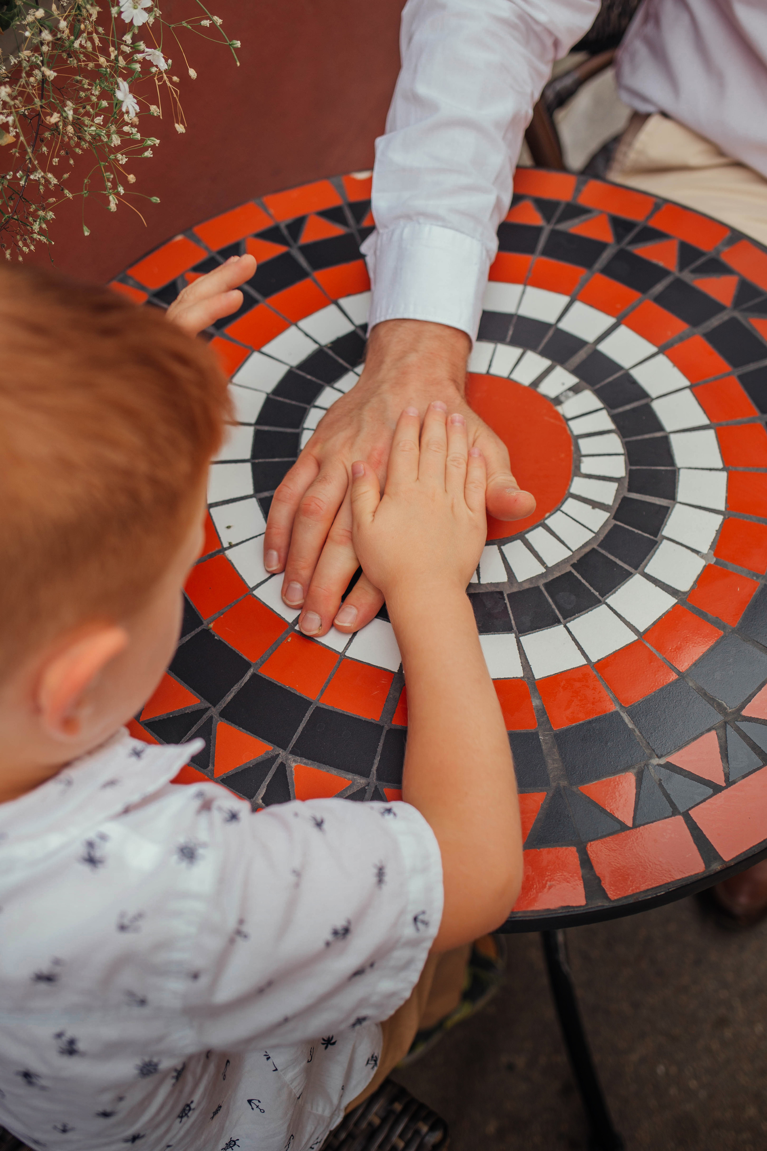 Walk in old town in Vilnius. Family photographer in Vilnuis Svetlana Naumova