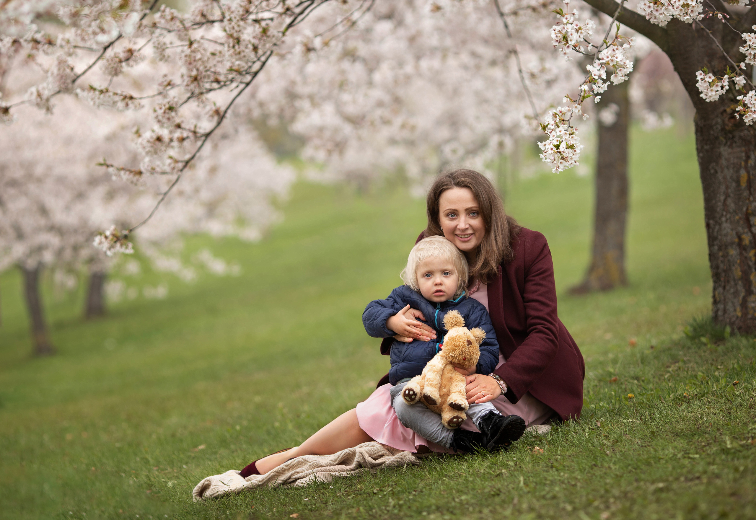 Anna in sakura. Family photographer in Vilnuis Svetlana Naumova