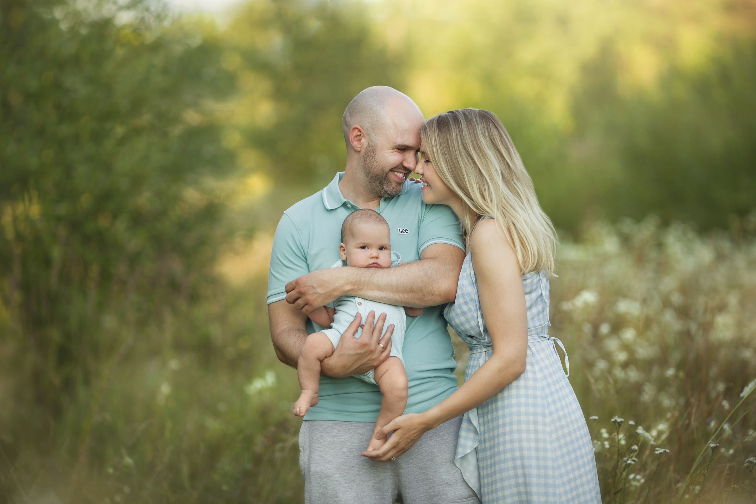 Sunset in the field. Family photographer in Vilnuis Svetlana Naumova