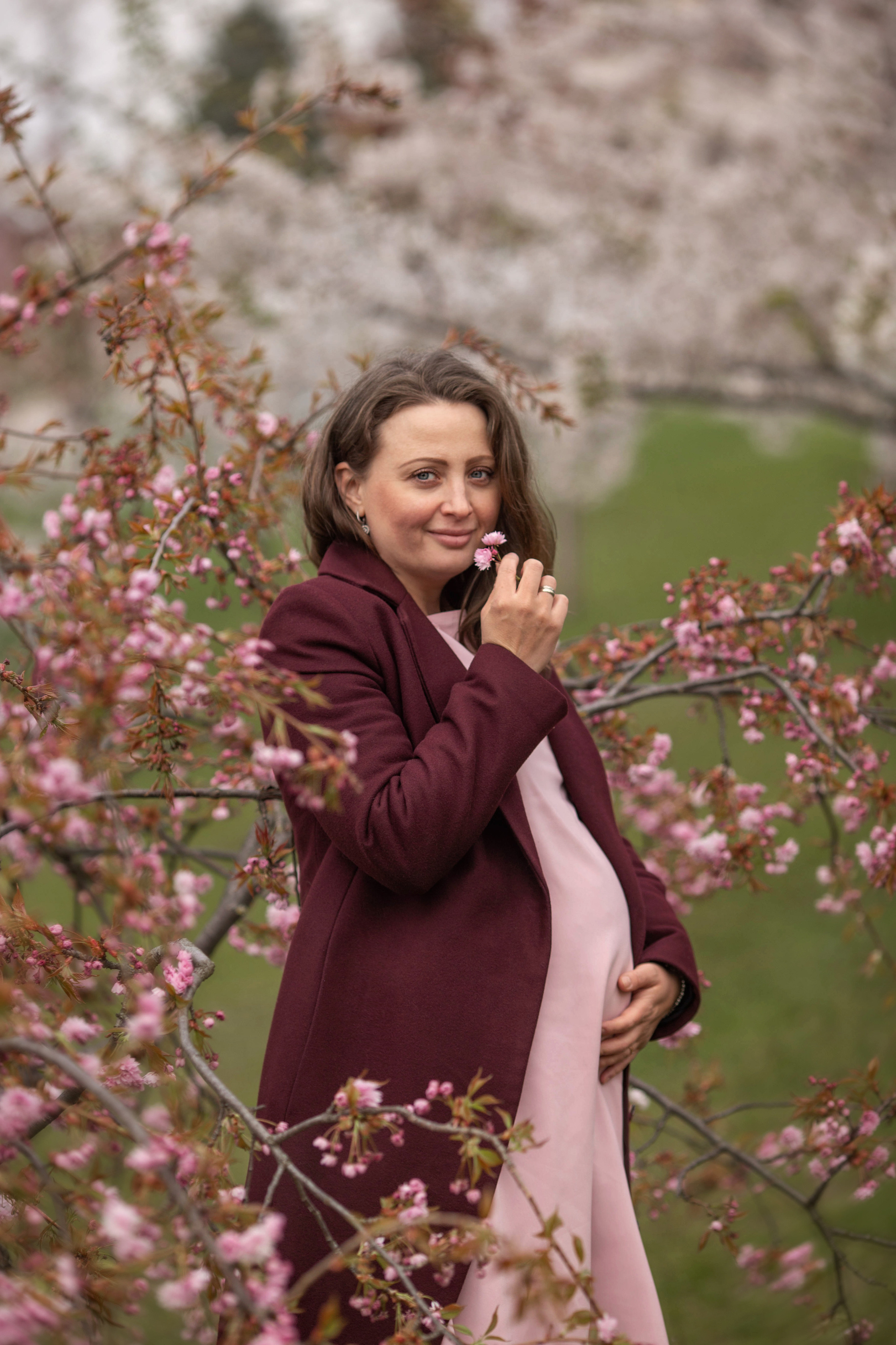 Anna in sakura. Family photographer in Vilnuis Svetlana Naumova