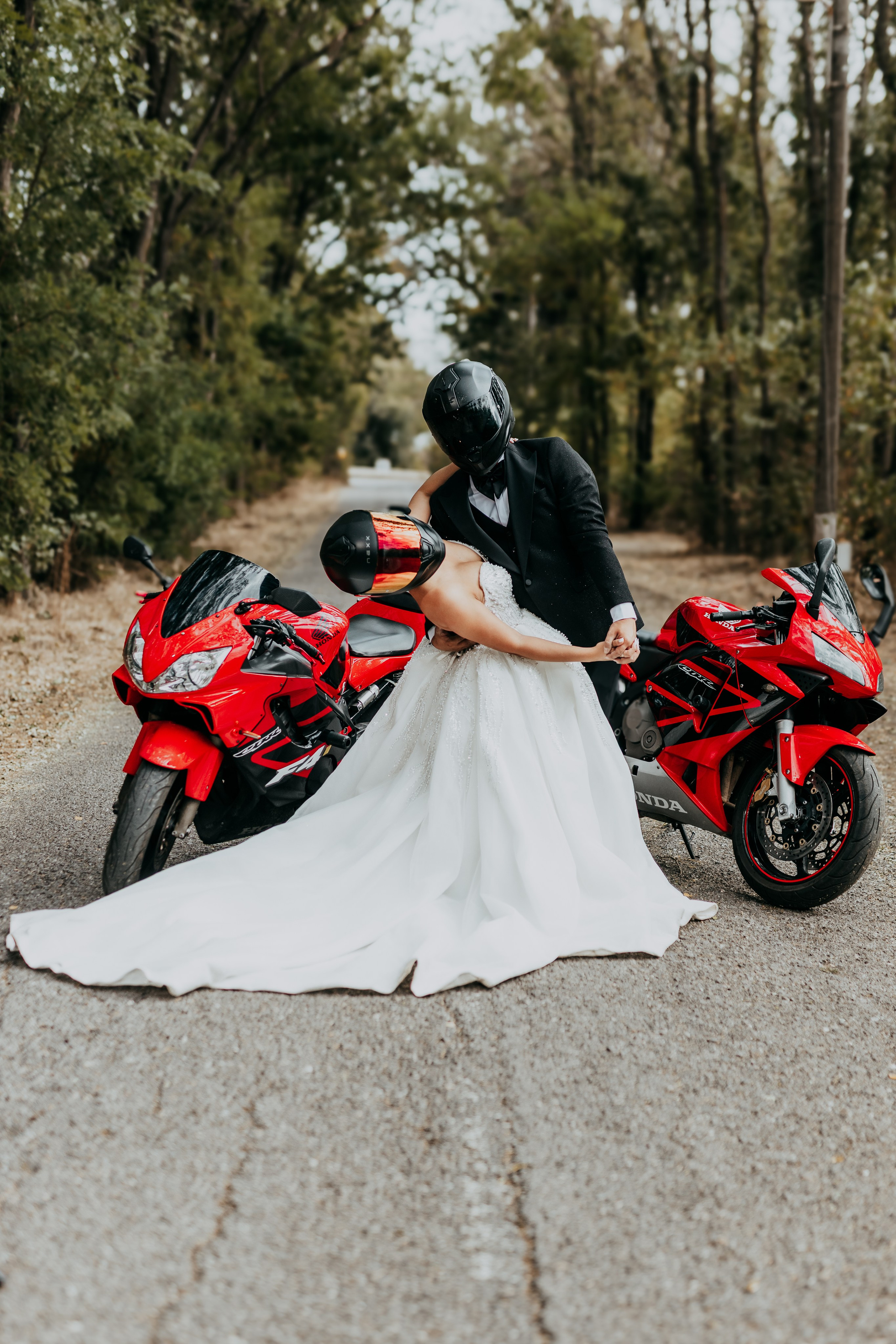 Trash the Dress cu motocicliști — ședință foto de poveste. Lucian Dedeu — Fotograf de nuntă și eveniment