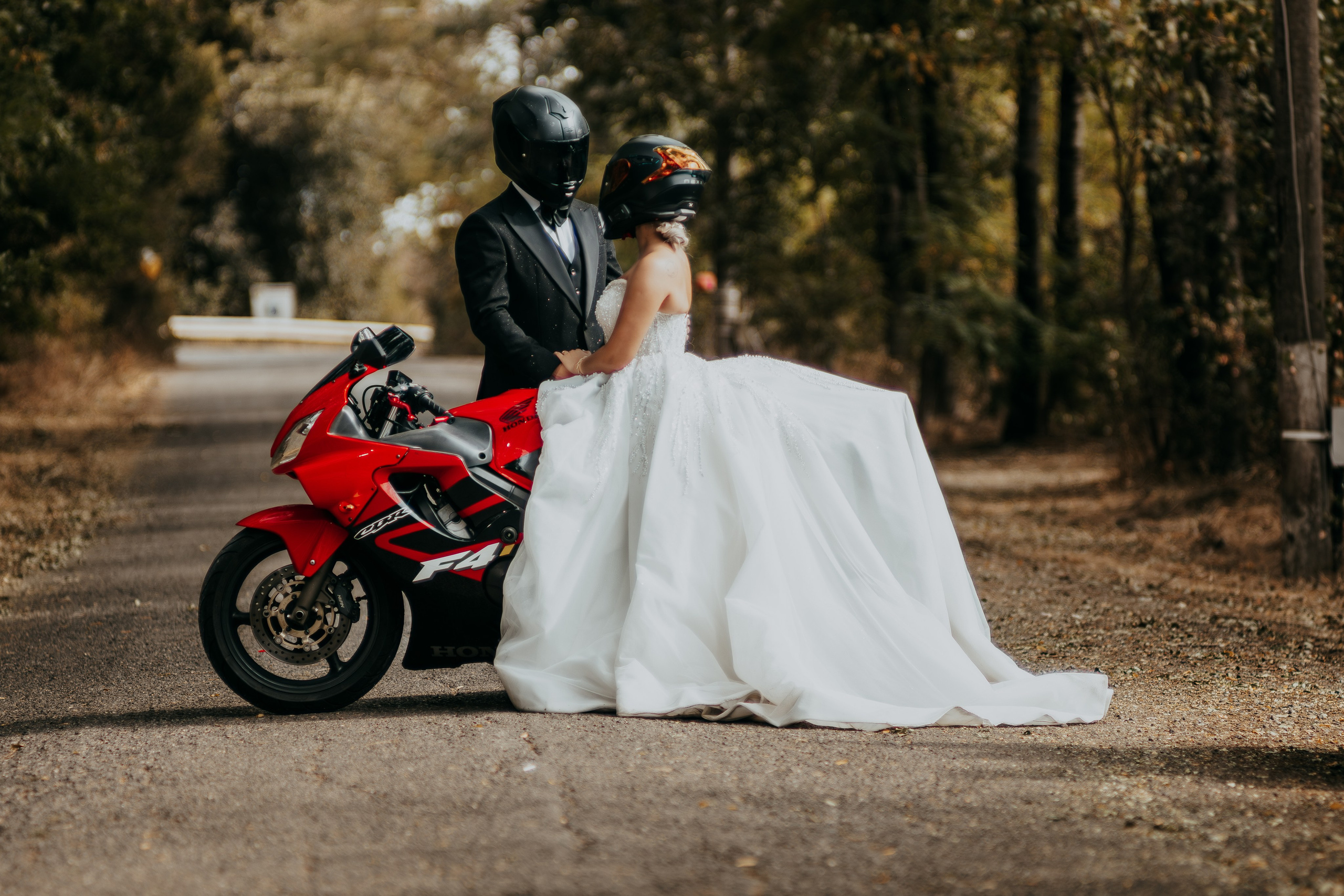 Trash the Dress cu motocicliști — ședință foto de poveste. Lucian Dedeu — Fotograf de nuntă și eveniment