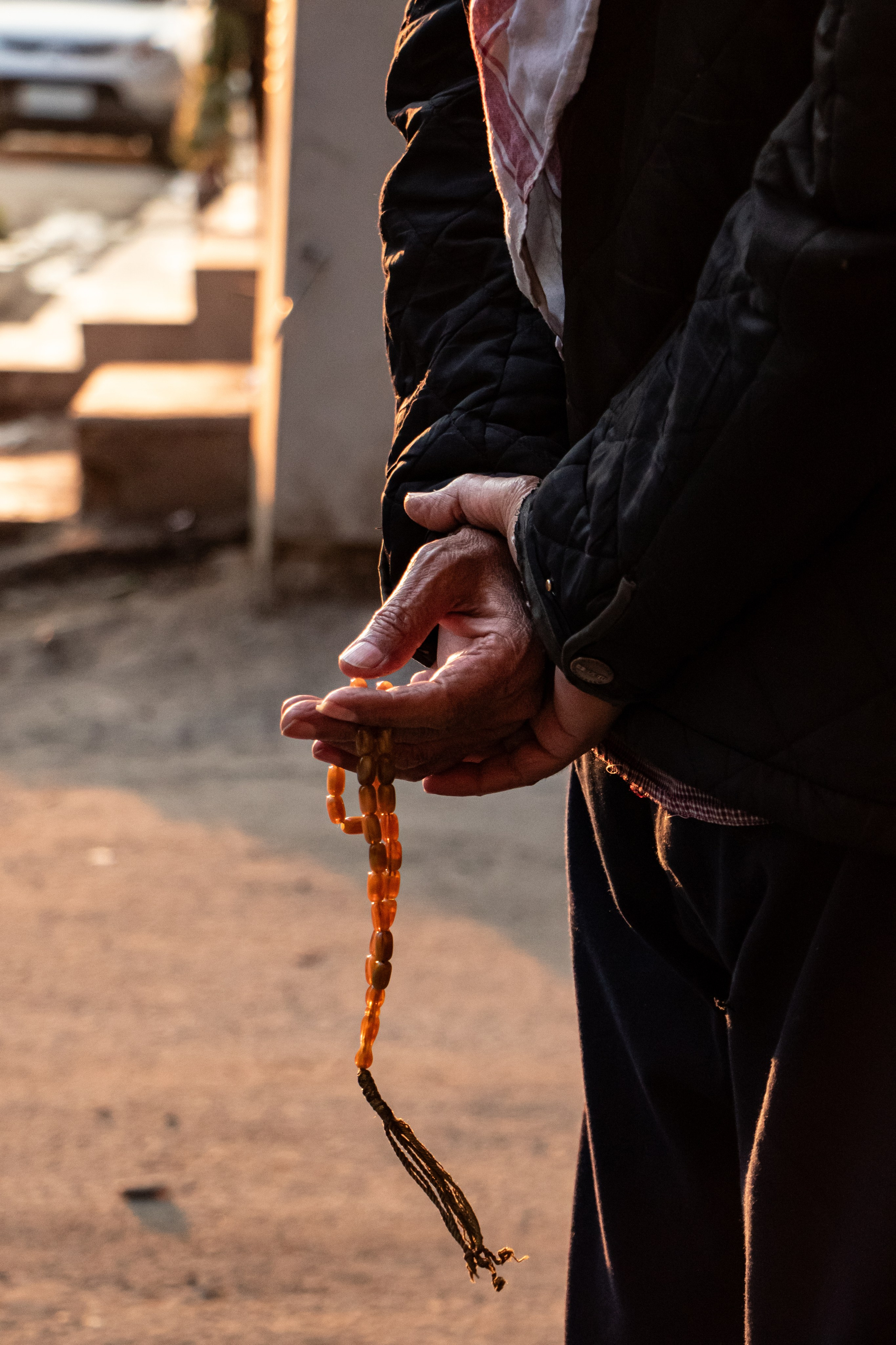 Un homme et son tasbih à Raqqa.