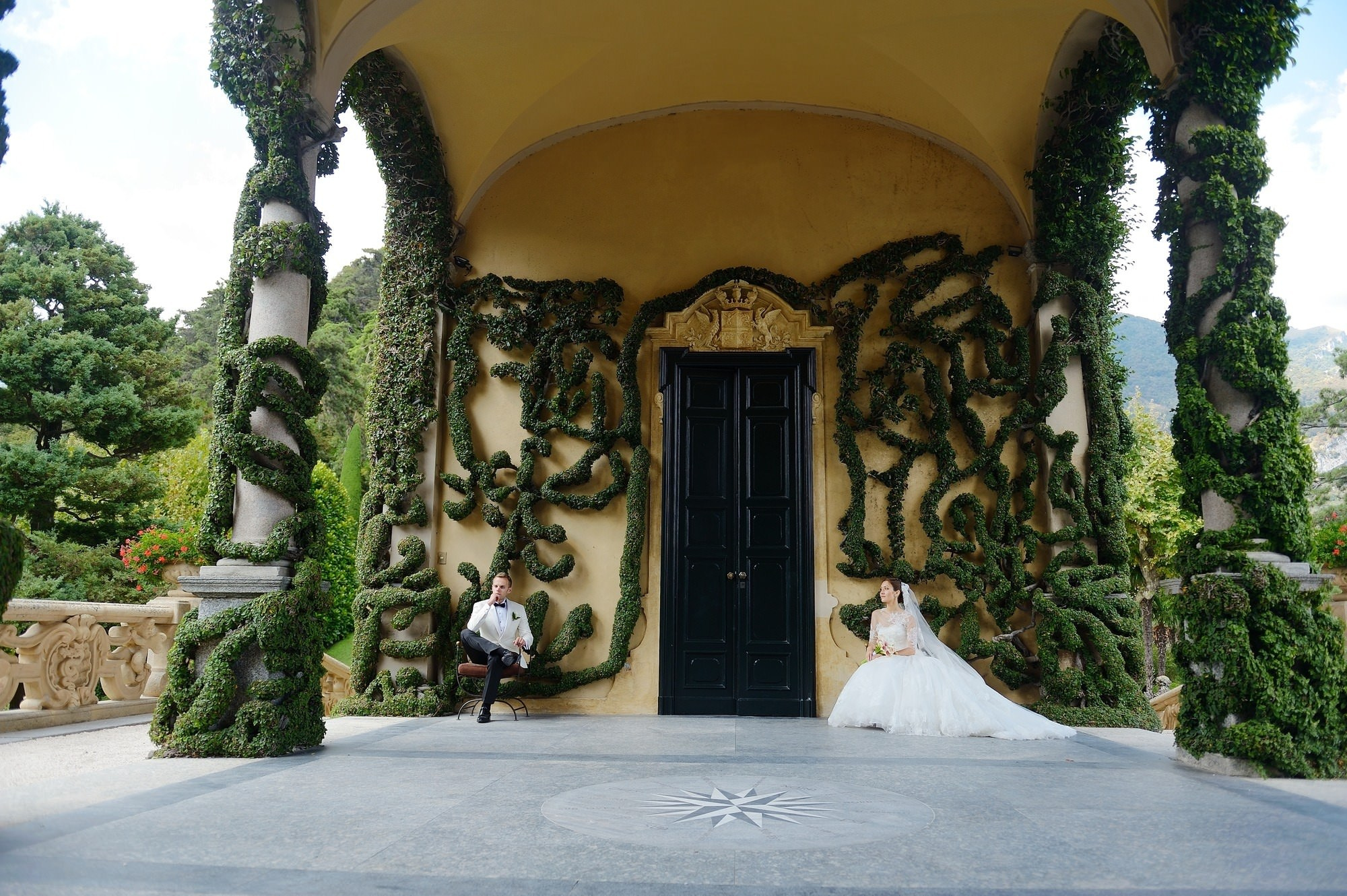 Bride and groom kissing Villa Balbianello Lake Como